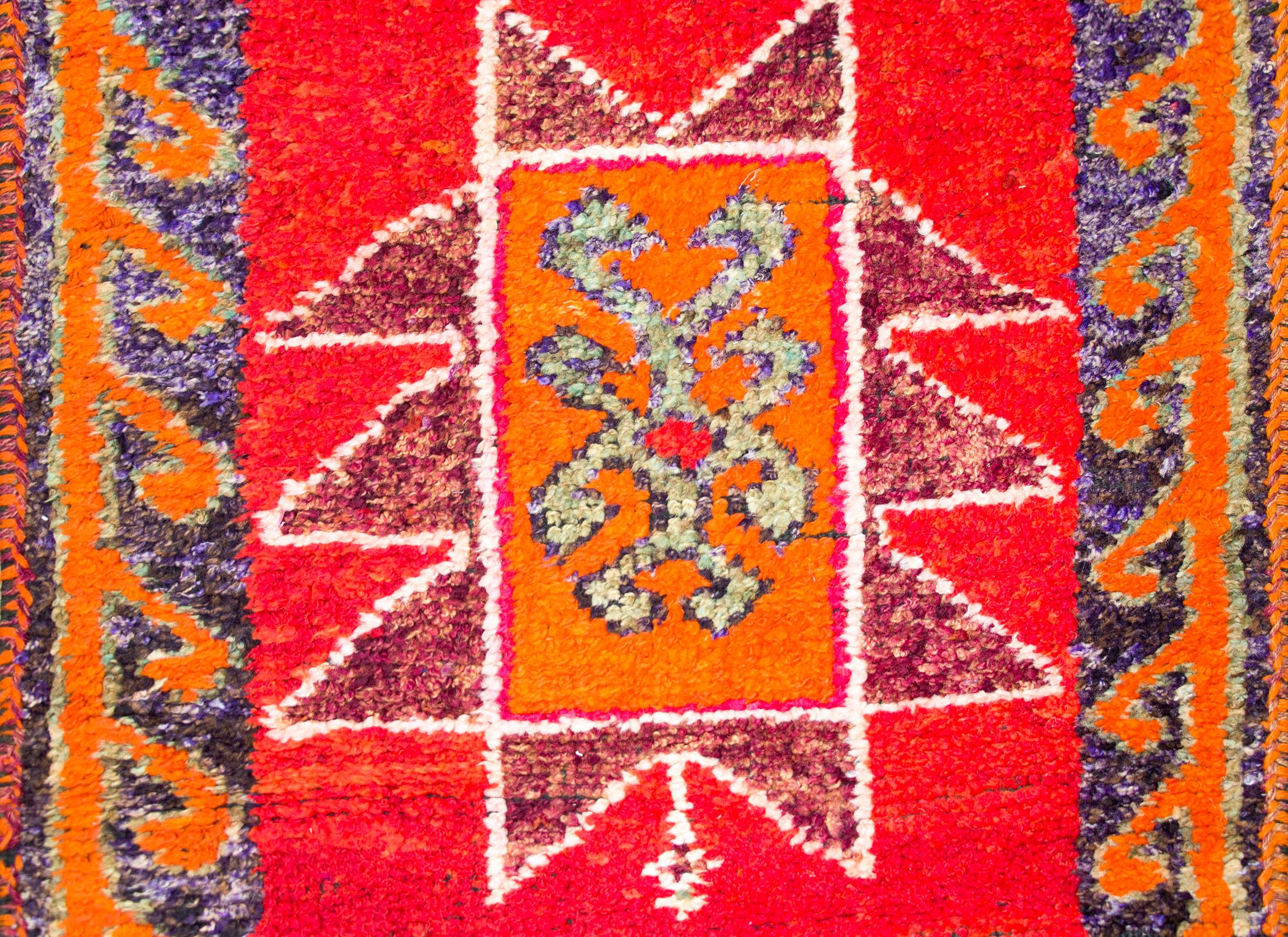 Türkischer Teppich aus der Mitte des 20. im Angebot 4