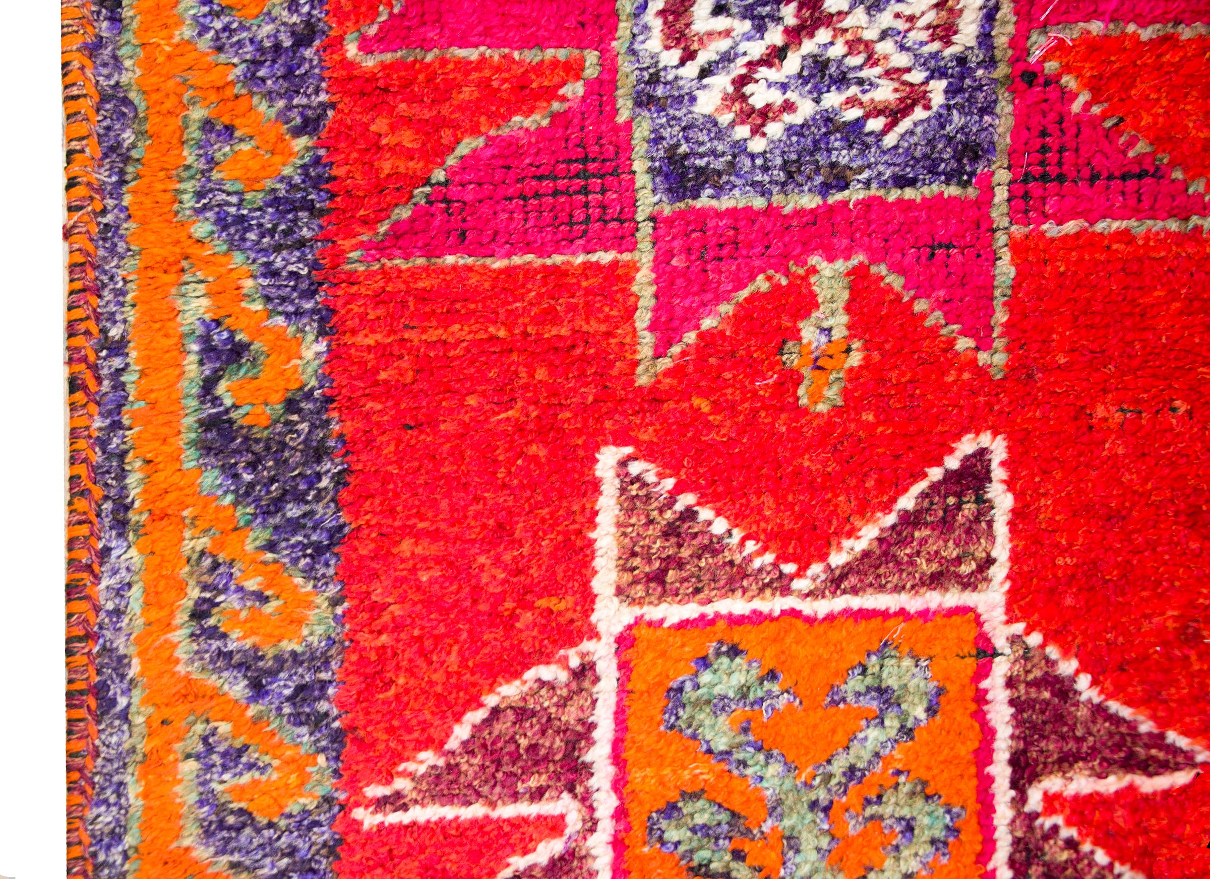 Türkischer Teppich aus der Mitte des 20. im Angebot 2