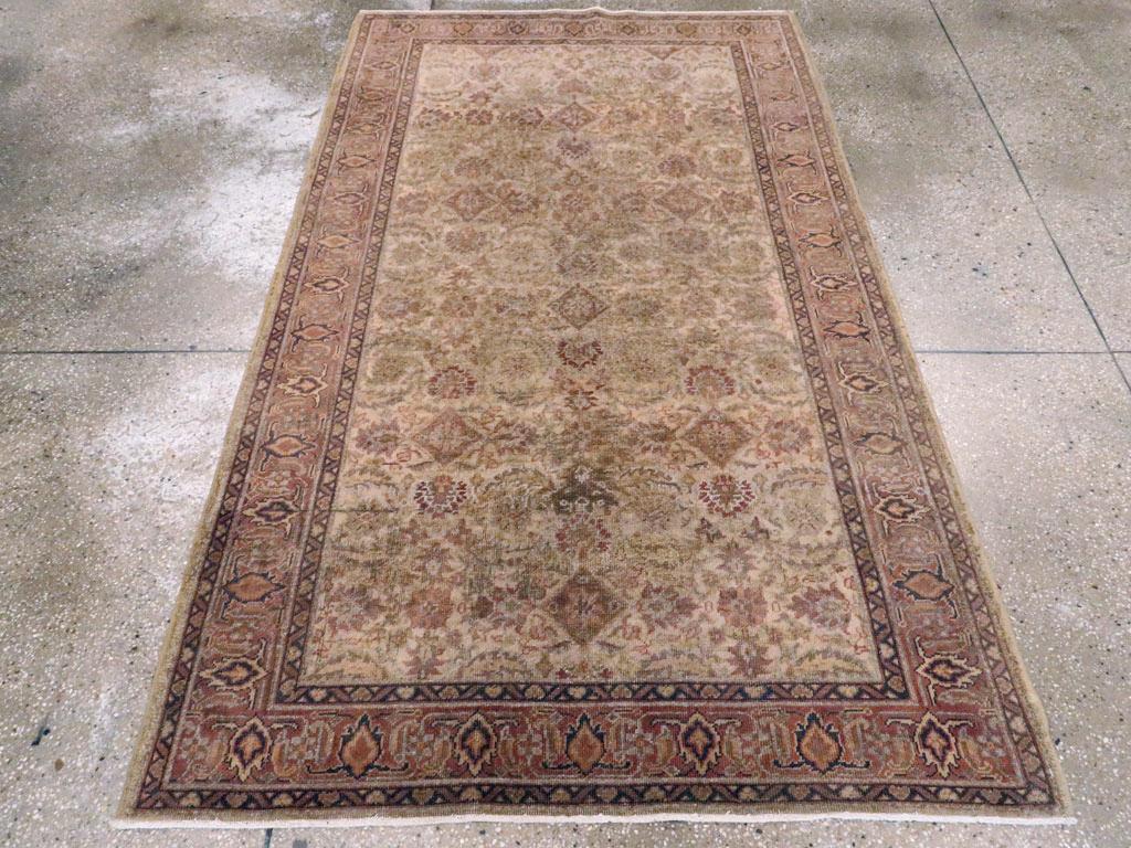 Una alfombra turca vintage de acento Sivas. Enmascarado como un Farahan, este esparcidor de Anatolia oriental muestra un clásico motivo allover Herati sobre un campo amarillo-beige desgastado. Las estrechas palmetas invertidas del borde están
