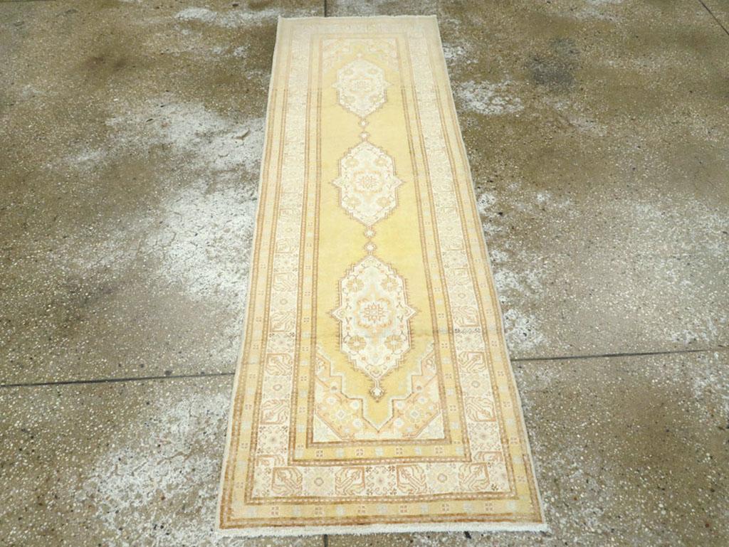 Ein türkischer Sivas-Läufer im Vintage-Stil. Sivas-Teppiche folgen oft den Protokollen von Täbris, und das zitronengelbe Feld mit den drei miteinander verbundenen Kartuschenmedaillons sieht aus wie die Bordüre eines Täbris-Teppichs. Die Bindung ist