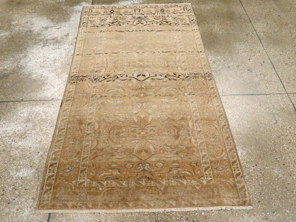 Un tapis vintage turc de Sivas. Un motif de feuilles et de palmettes brunes apparaît furtivement dans les bandes d'abrasement qui traversent le champ, par ailleurs discret. Les tapis de Sivas sont originaires de l'est de la Turquie et comptent parmi