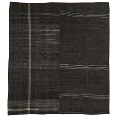 Tapis Kilim tribal turc du milieu du 20e siècle, de taille carrée, en noir anthracite