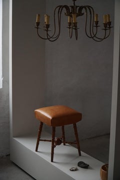 Mitte 20. Jahrhundert, Gedrechselter Holzhocker mit Ledersitz, Dänisch Modern