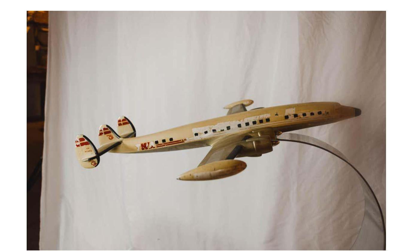 Mitte des 20. Jahrhunderts Twa Trans World Airlines Flugzeugmodell auf Chromsockel im Angebot 4