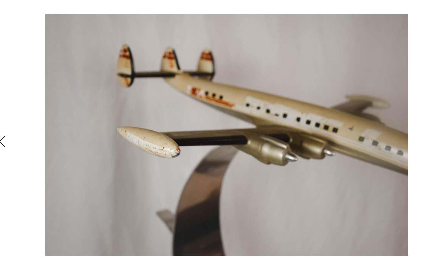 Mitte des 20. Jahrhunderts Twa Trans World Airlines Flugzeugmodell auf Chromsockel (amerikanisch) im Angebot