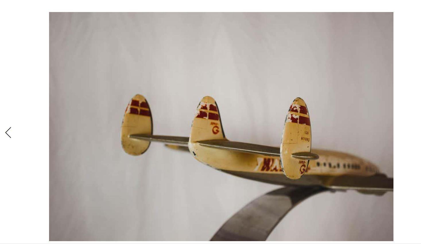Mitte des 20. Jahrhunderts Twa Trans World Airlines Flugzeugmodell auf Chromsockel (Metall) im Angebot