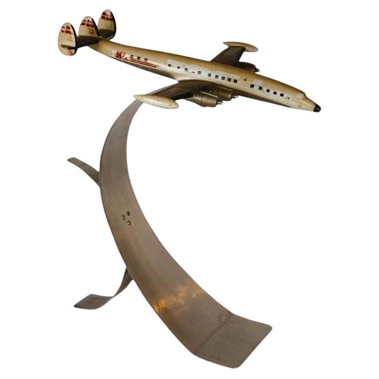 Mitte des 20. Jahrhunderts Twa Trans World Airlines Flugzeugmodell auf Chromsockel im Angebot