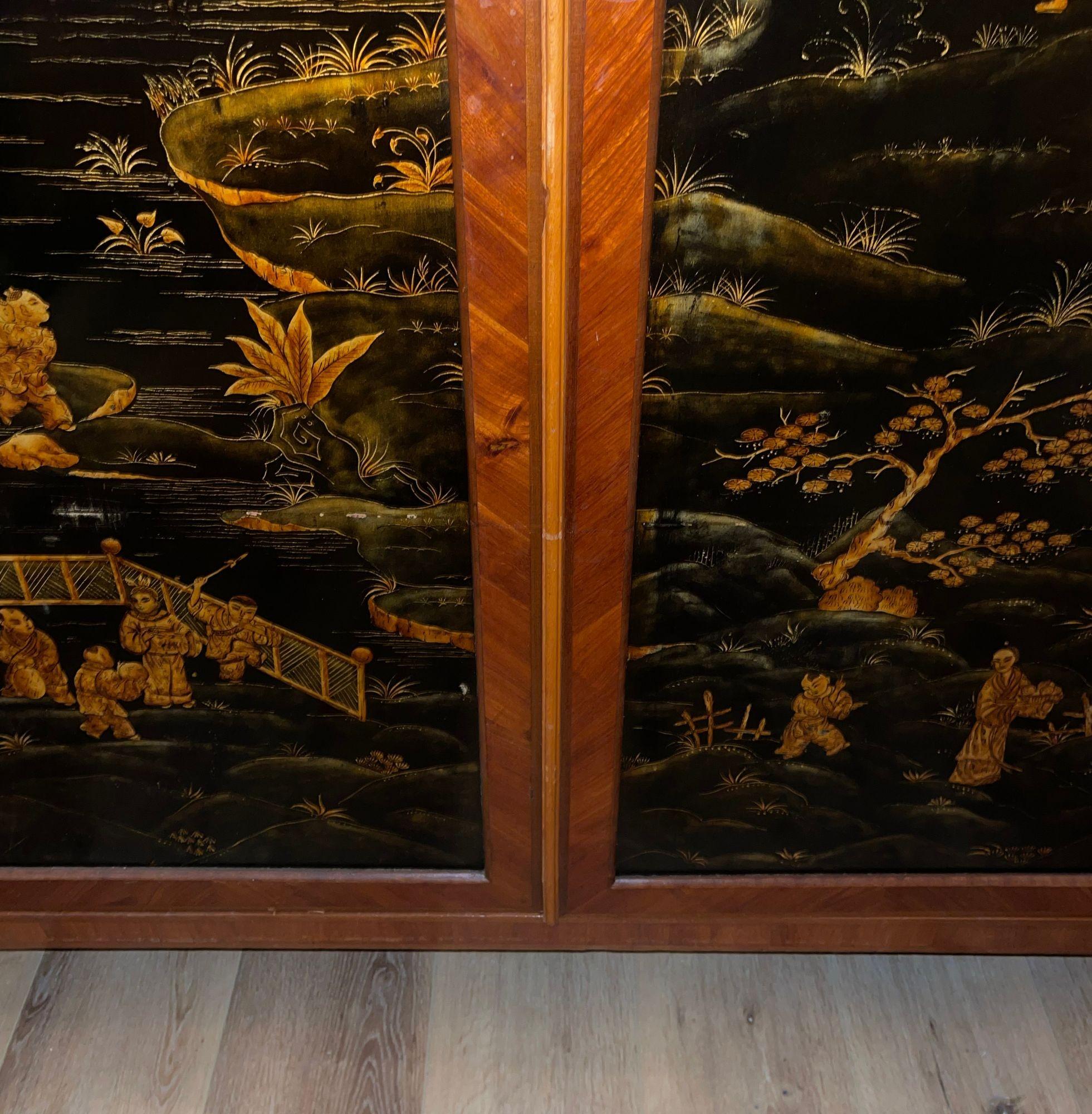 Armario de dos puertas decorado con Chinoiserie de mediados del siglo XX. Francia, años 40. en Bueno estado para la venta en Los Angeles, CA