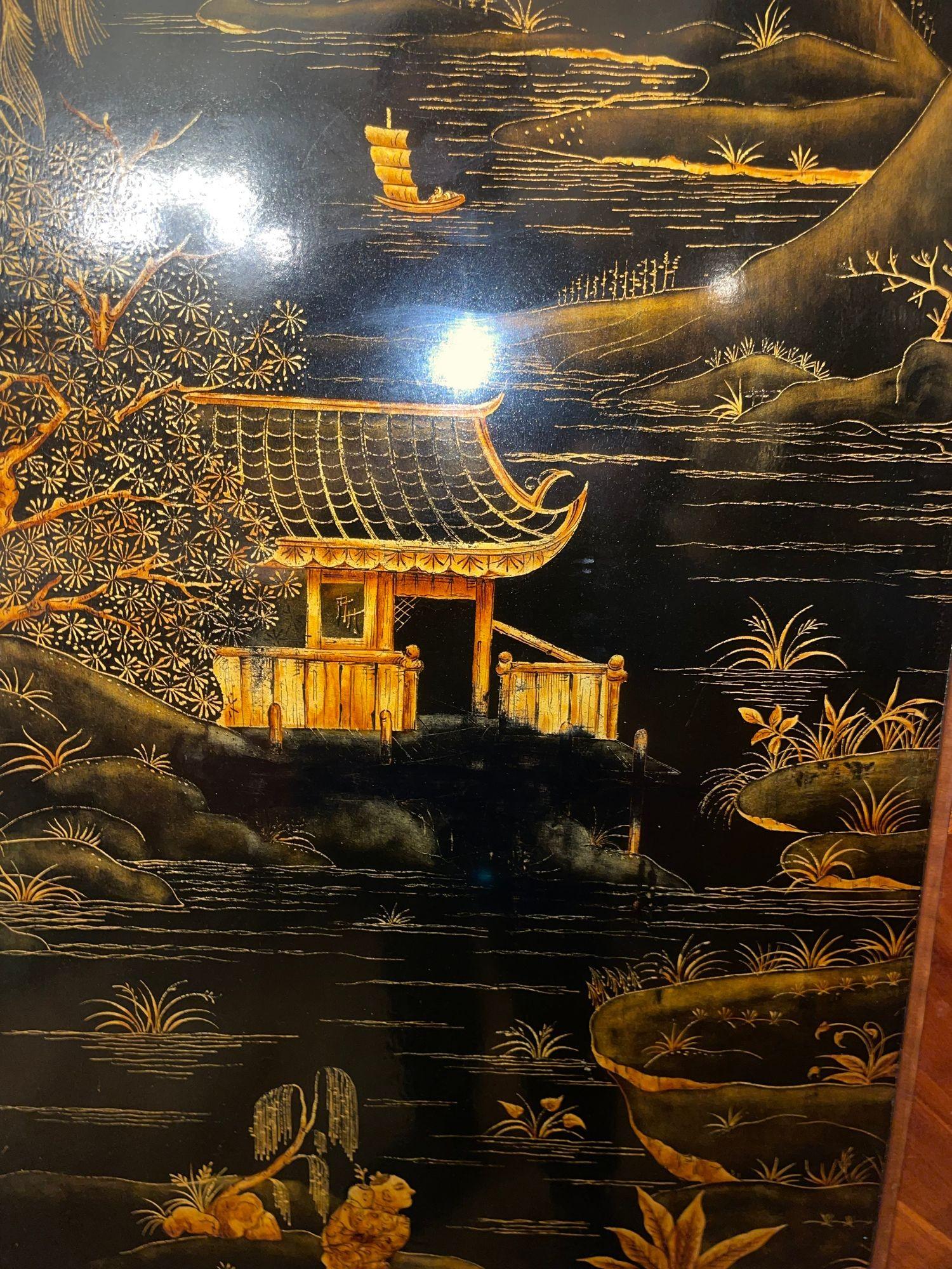 Armario de dos puertas decorado con Chinoiserie de mediados del siglo XX. Francia, años 40. Madera en venta