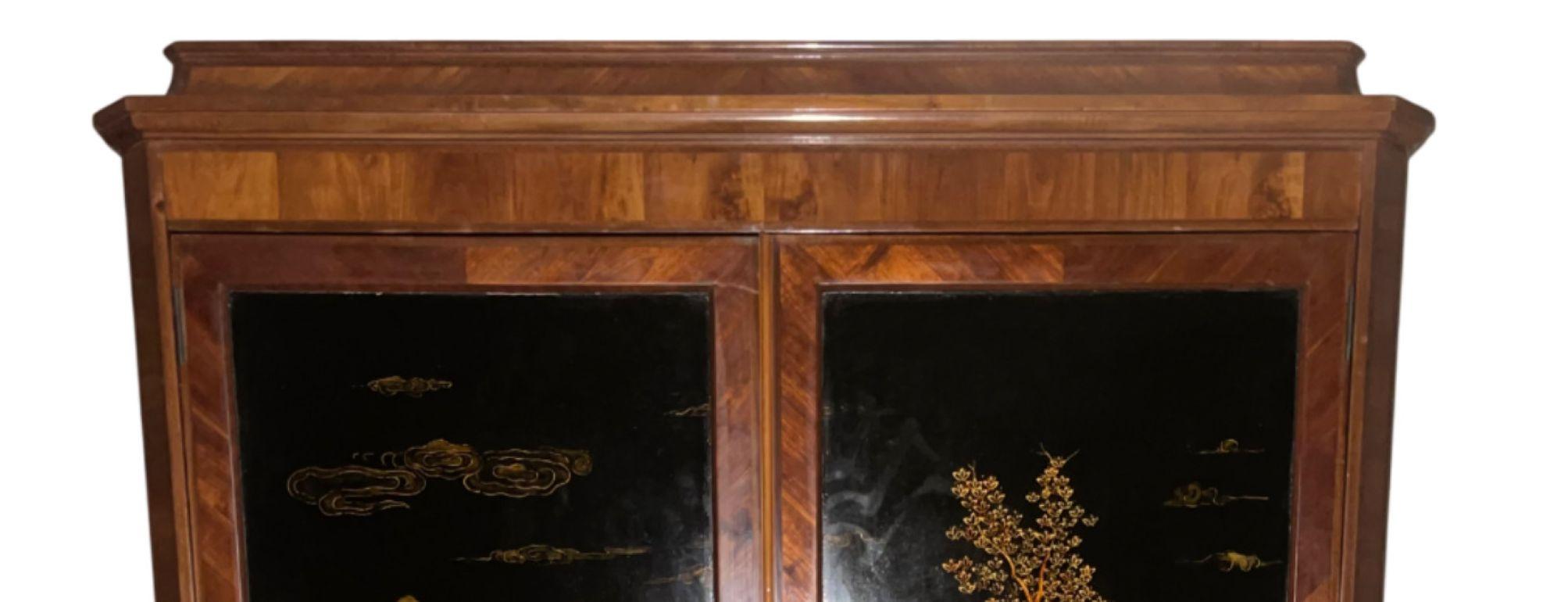 Armario de dos puertas decorado con Chinoiserie de mediados del siglo XX. Francia, años 40. en venta 2