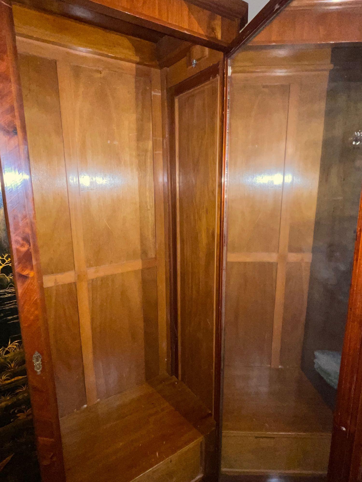 Armario de dos puertas decorado con Chinoiserie de mediados del siglo XX. Francia, años 40. en venta 4