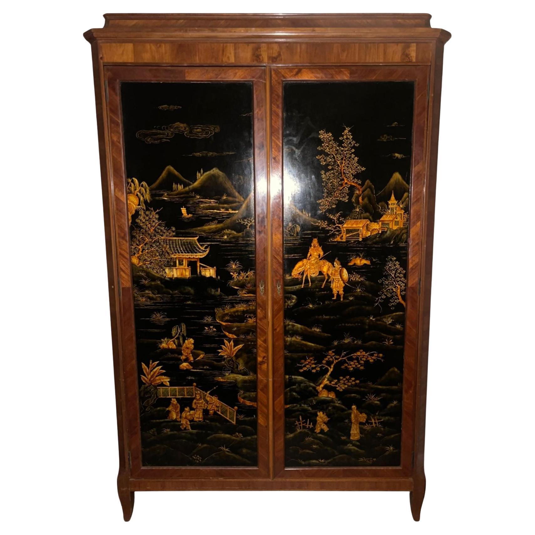 Armario de dos puertas decorado con Chinoiserie de mediados del siglo XX. Francia, años 40. en venta
