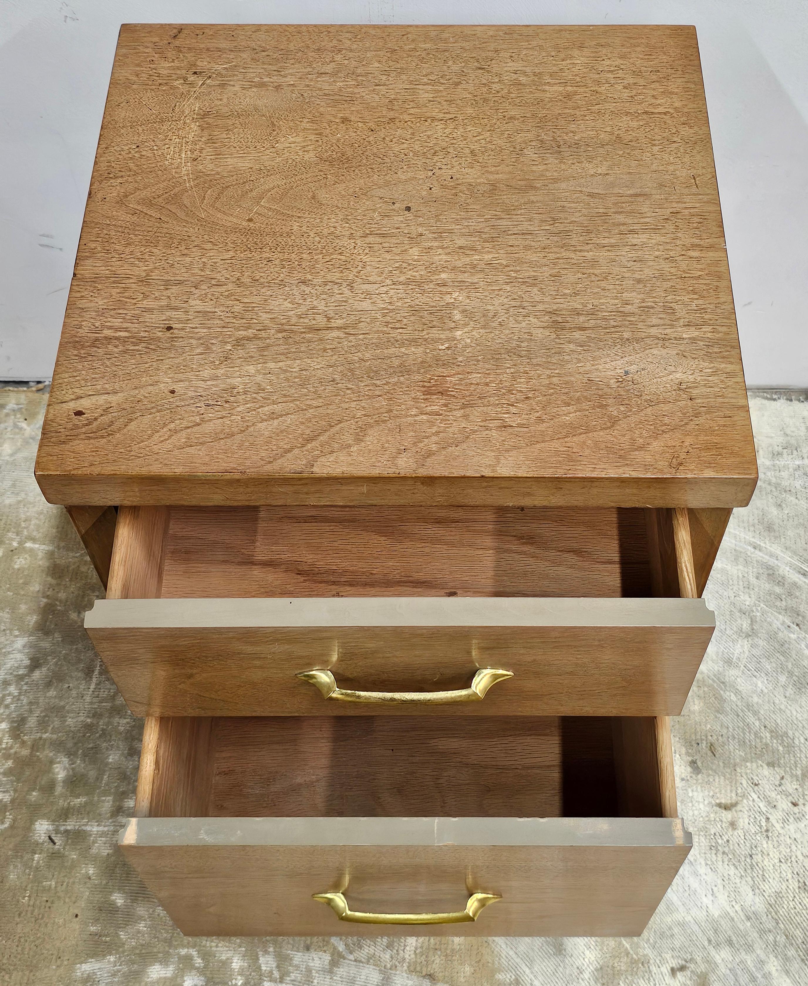 Mid-Century moderno Mobiletto a due cassetti in noce e ottone della metà del XX secolo in vendita