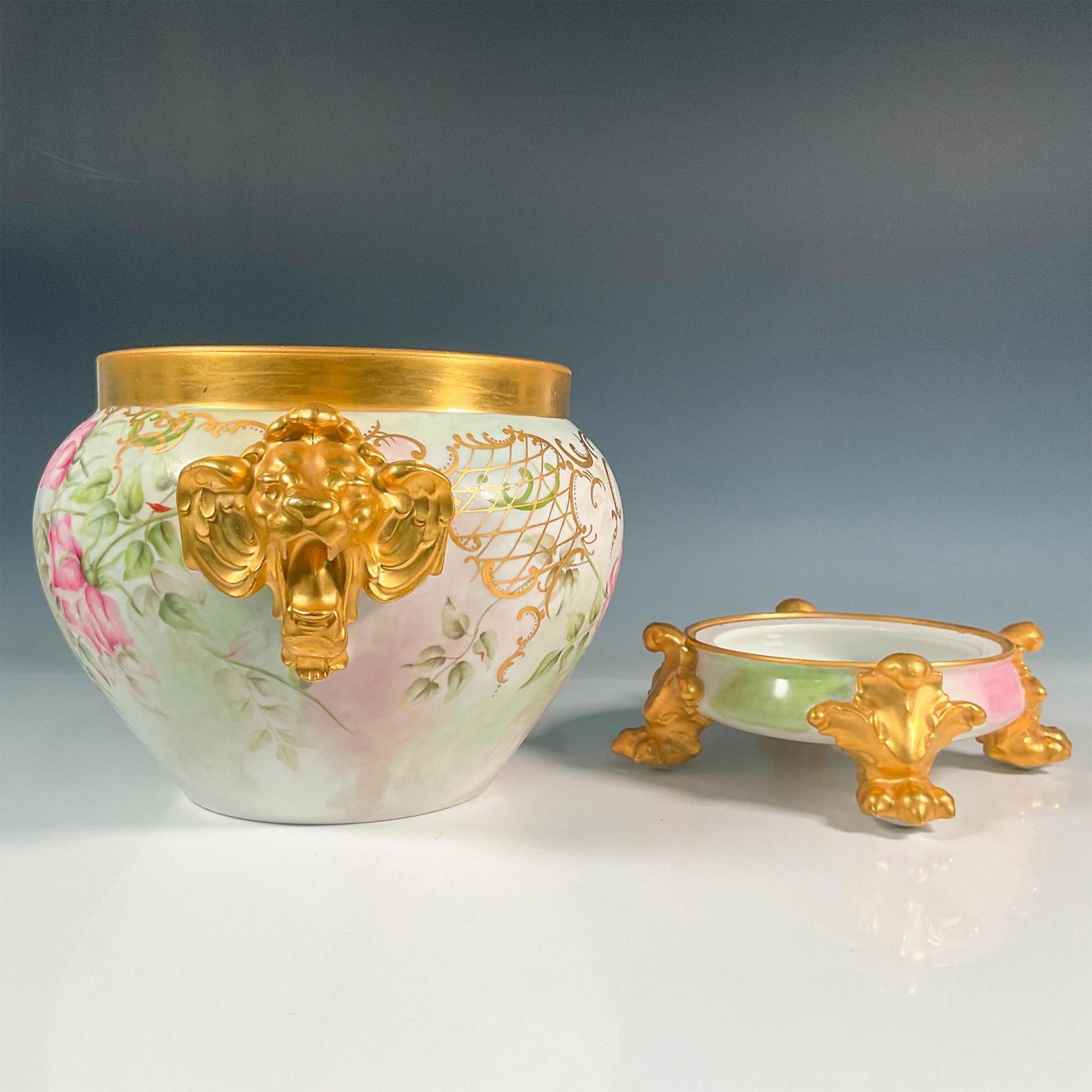 20ième siècle Jardiniere / Stand deux pièces en porcelaine de Limoges rose et or du milieu du 20e siècle en vente
