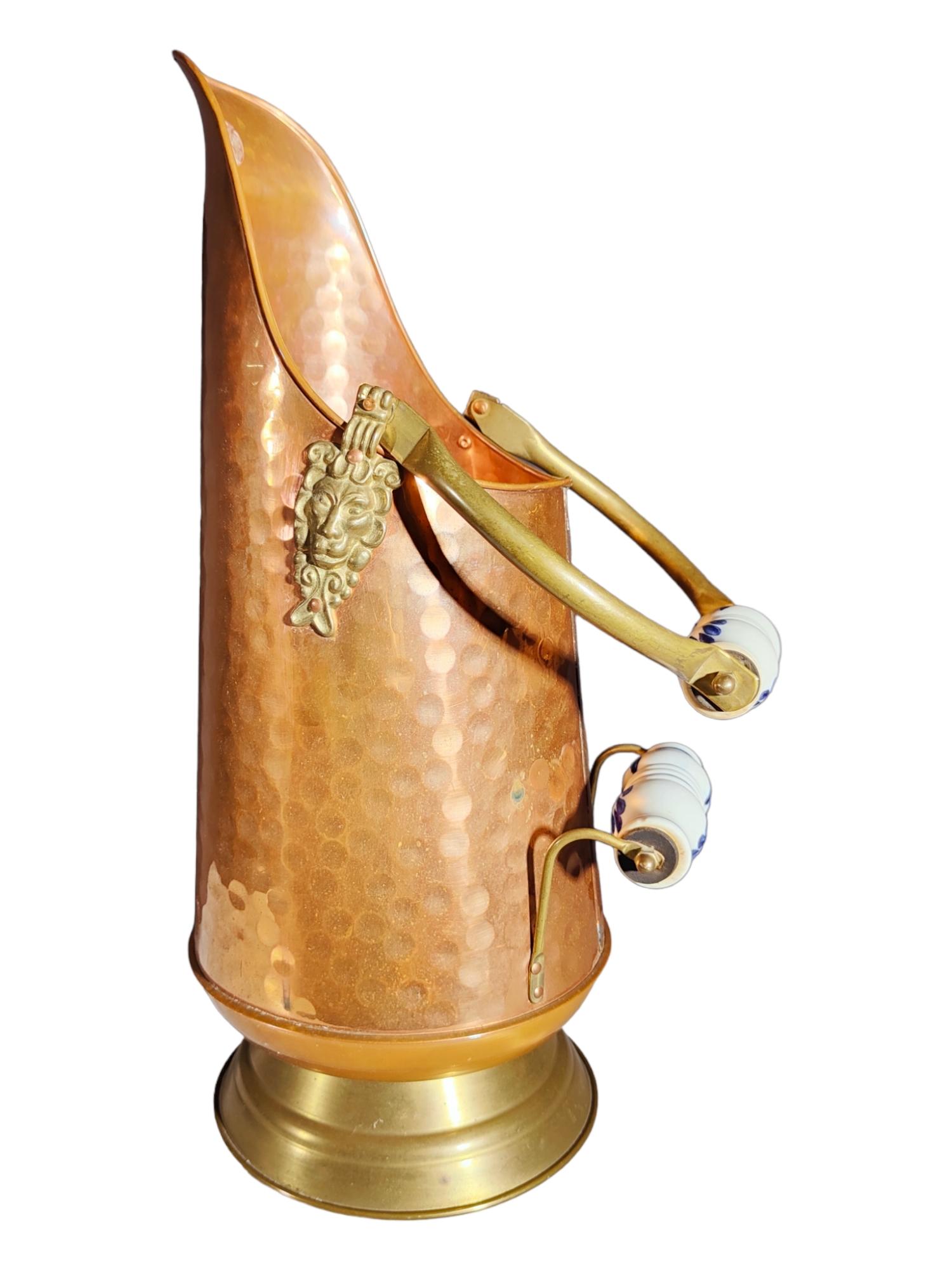 Mid-20th Century Umbrella Stand
DECORATIVE UMBRELLA HOLDER IN HAMMERED COPPER AND CERAMIC HANDLE FROM THE 1950s. IN PERFECT CONDITION. MEASUREMENTS: 50 CM IN HEIGHT AND 27 CM IN DIAMETER