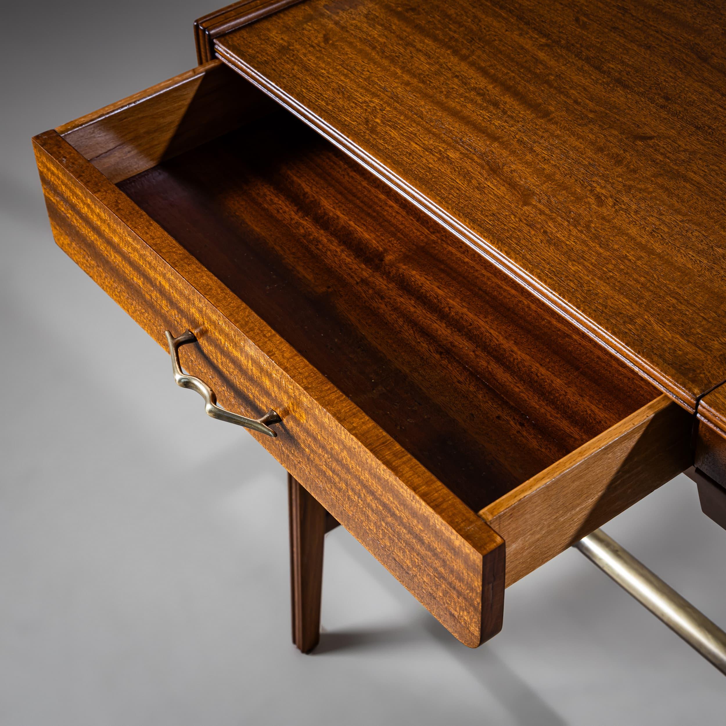 Mid-20th Century Vanity Table, attributed to Gio Ponti, Italy In Good Condition For Sale In New York, NY