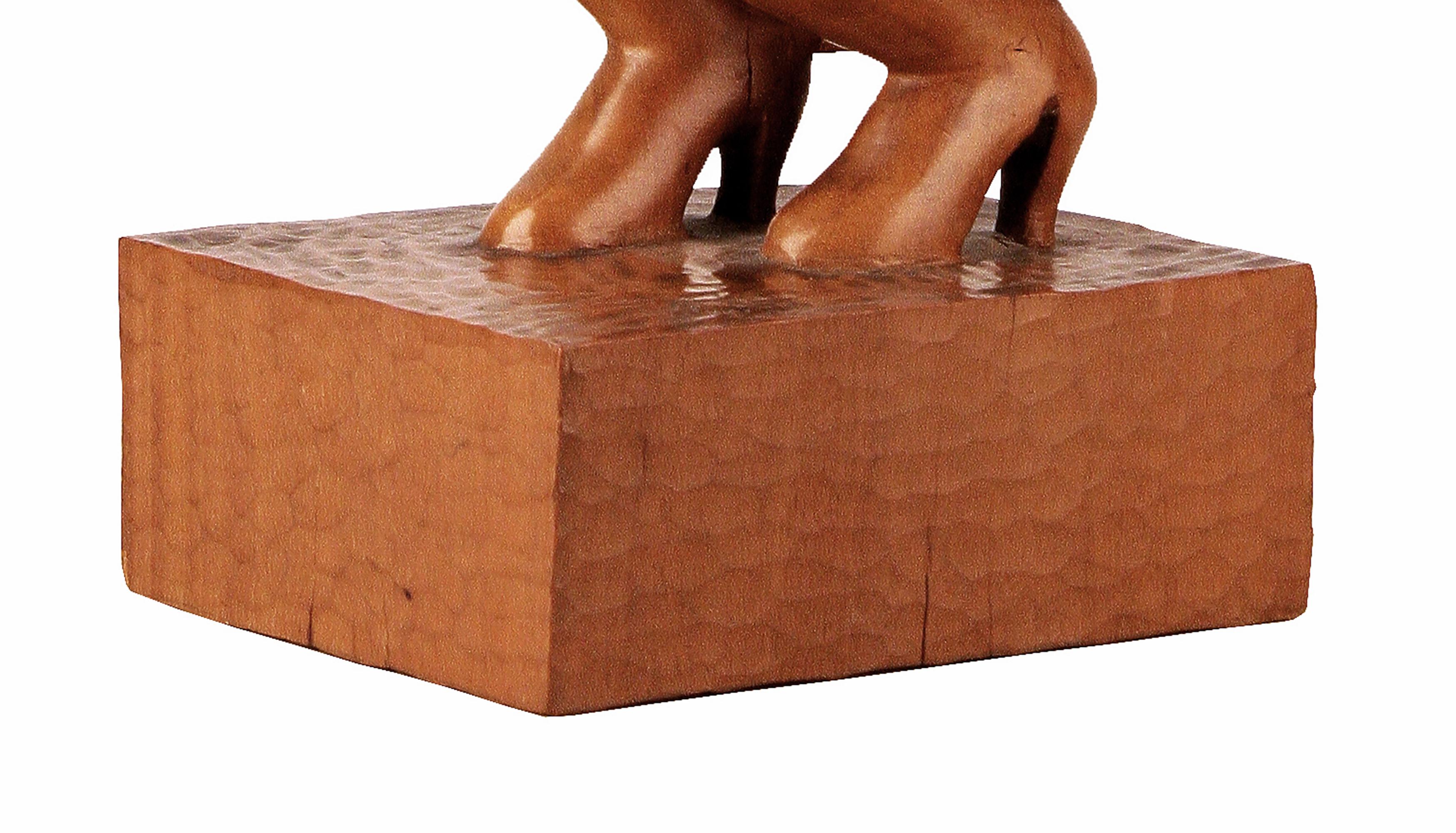 Legno Scultura di donna accovacciata in legno verniciato della metà del XX secolo di Godofredo Paino in vendita