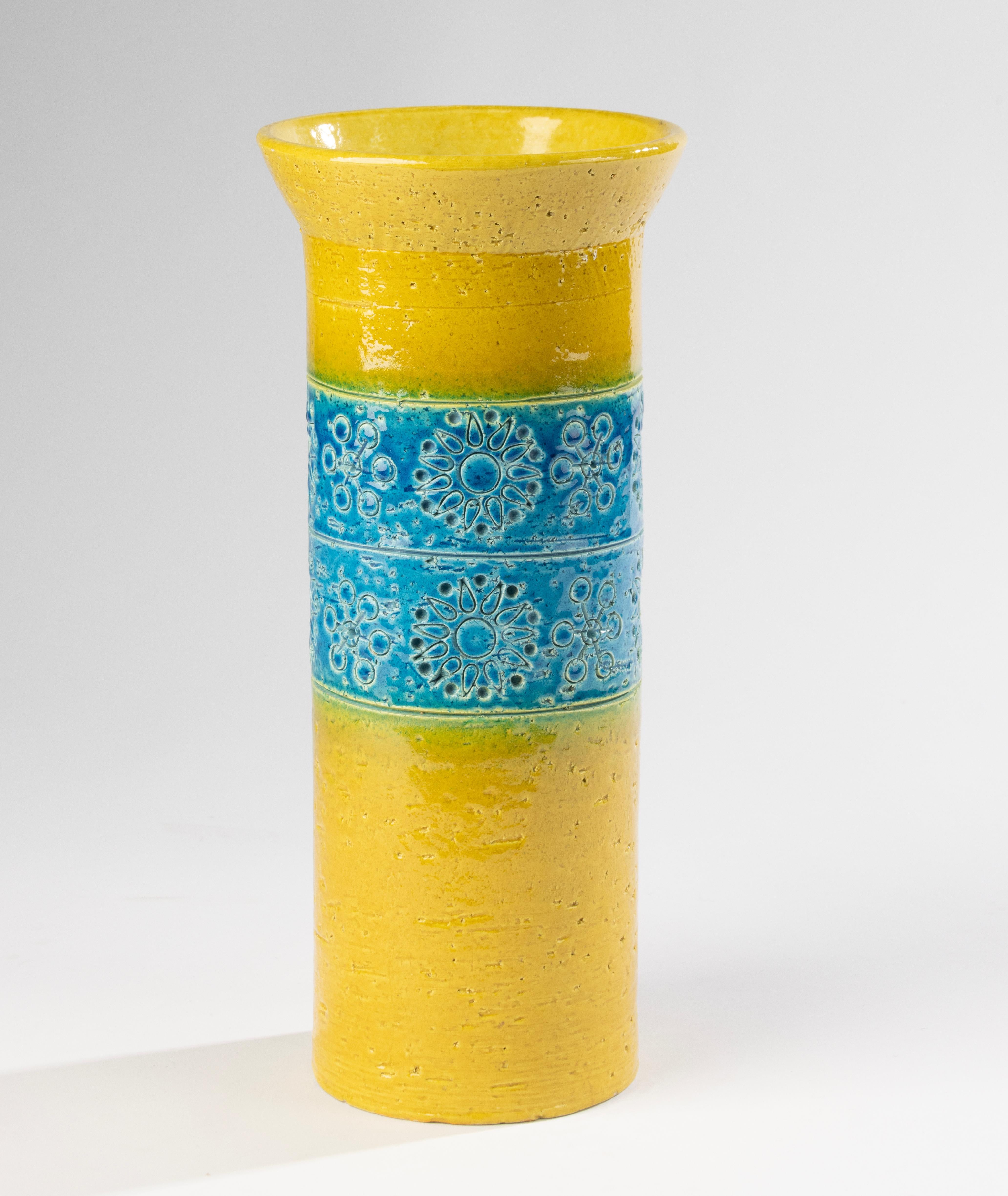 Ce vase en céramique de Bitossi illustre le langage de conception emblématique de l'atelier italien, avec la signature Rimini Blue combinée à un jaune ensoleillé et vibrant dans une belle composition en duo-tone. La surface texturée et les motifs
