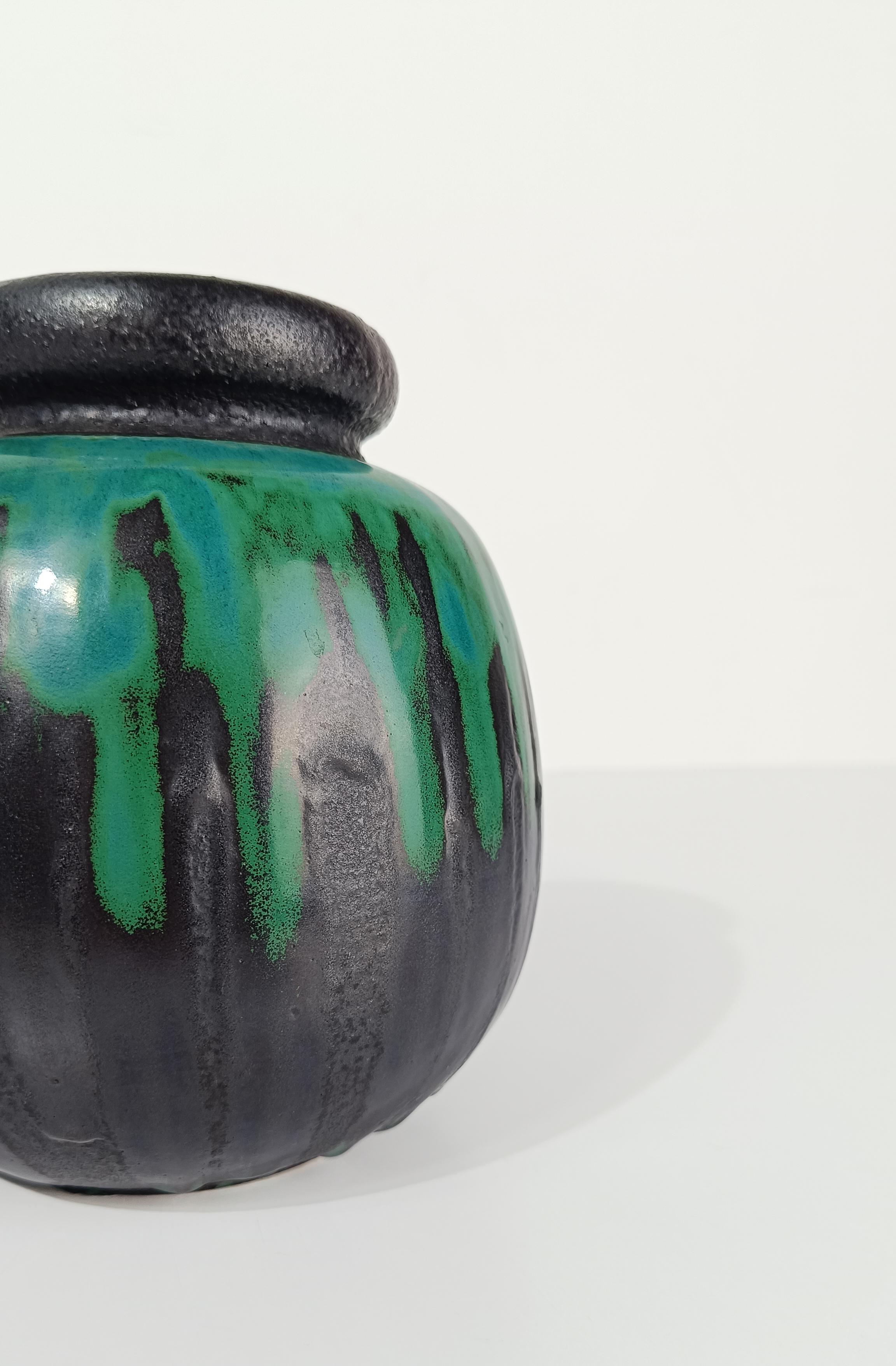 Vaso della metà del XX secolo in ceramica verde lava grassa, stile Raku, Germania Ovest in vendita 7