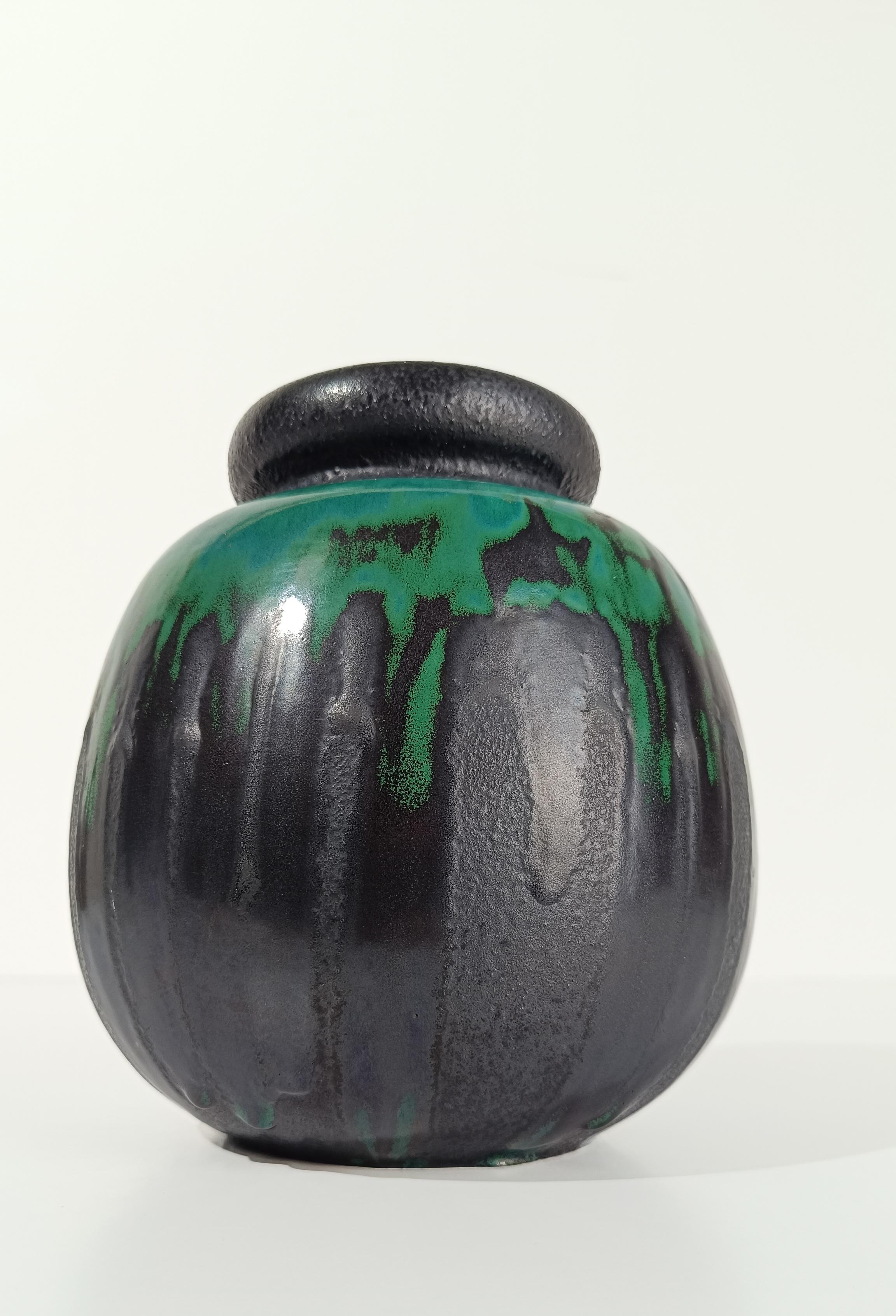 Vaso della metà del XX secolo in ceramica verde lava grassa, stile Raku, Germania Ovest In condizioni buone in vendita a Roma, IT