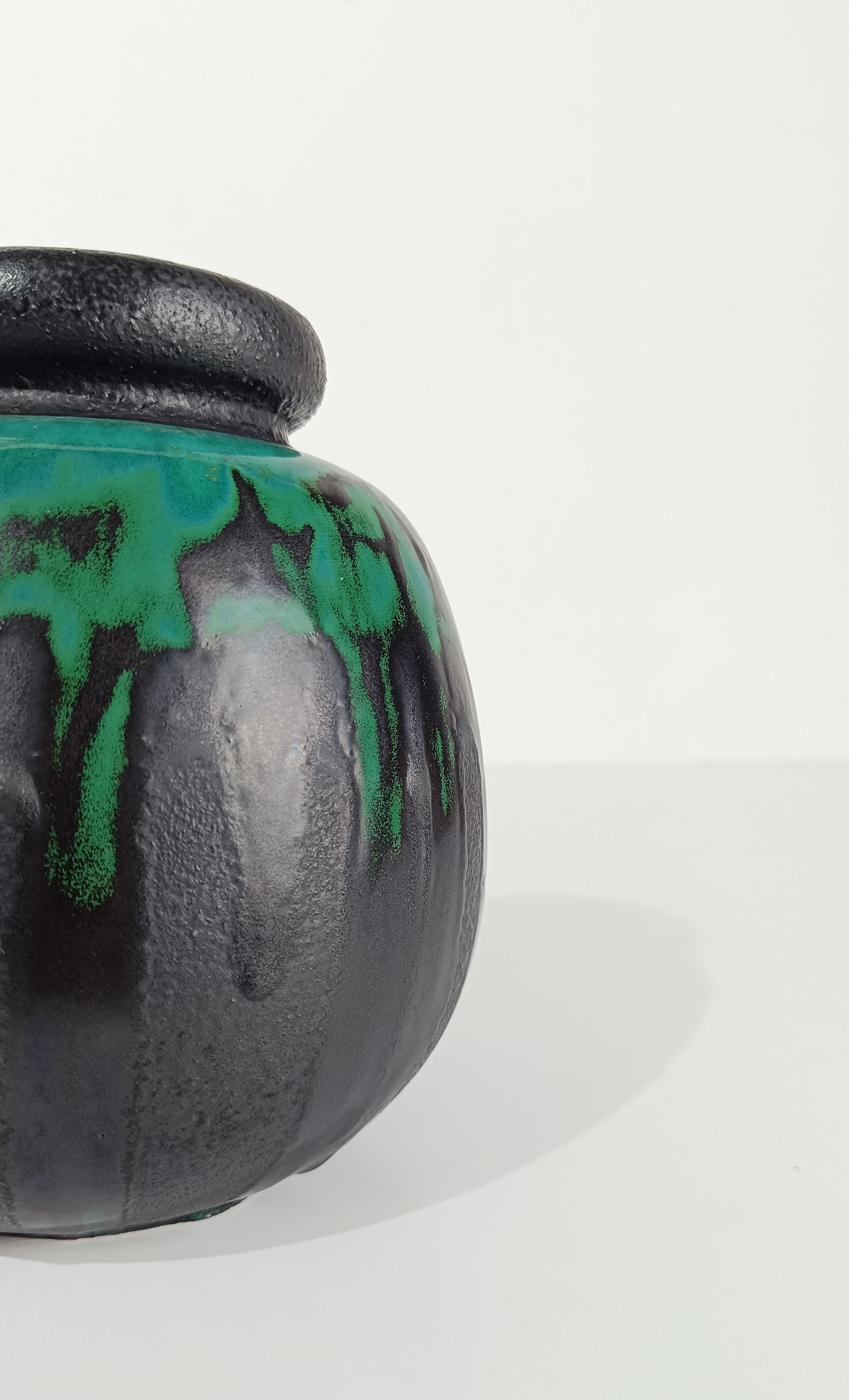 Ceramica Vaso della metà del XX secolo in ceramica verde lava grassa, stile Raku, Germania Ovest in vendita