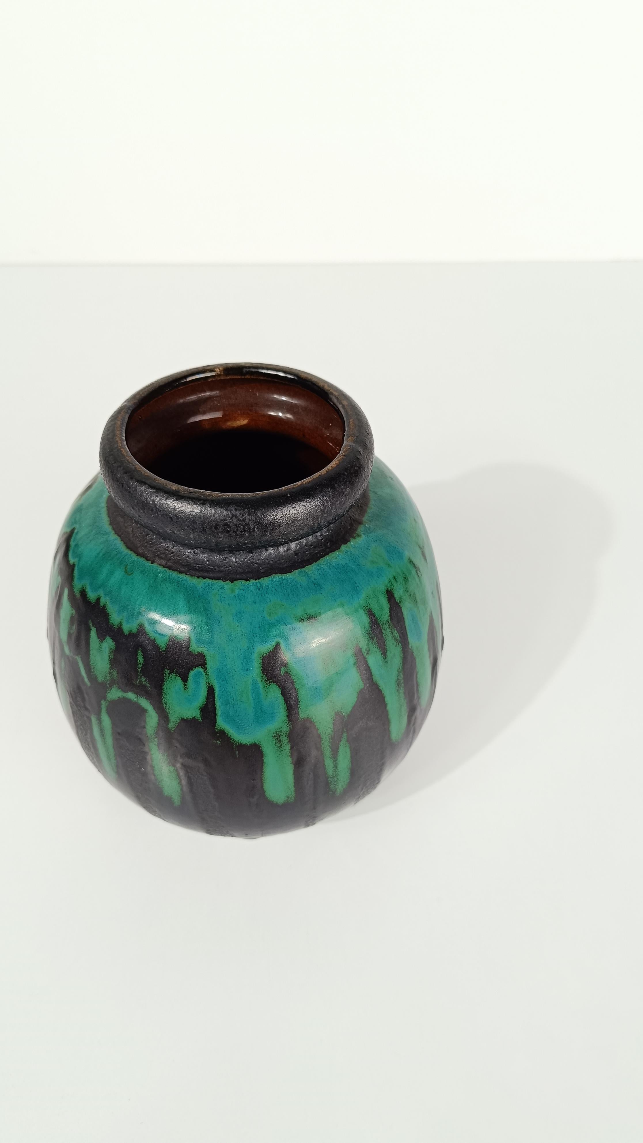 Vaso della metà del XX secolo in ceramica verde lava grassa, stile Raku, Germania Ovest in vendita 2