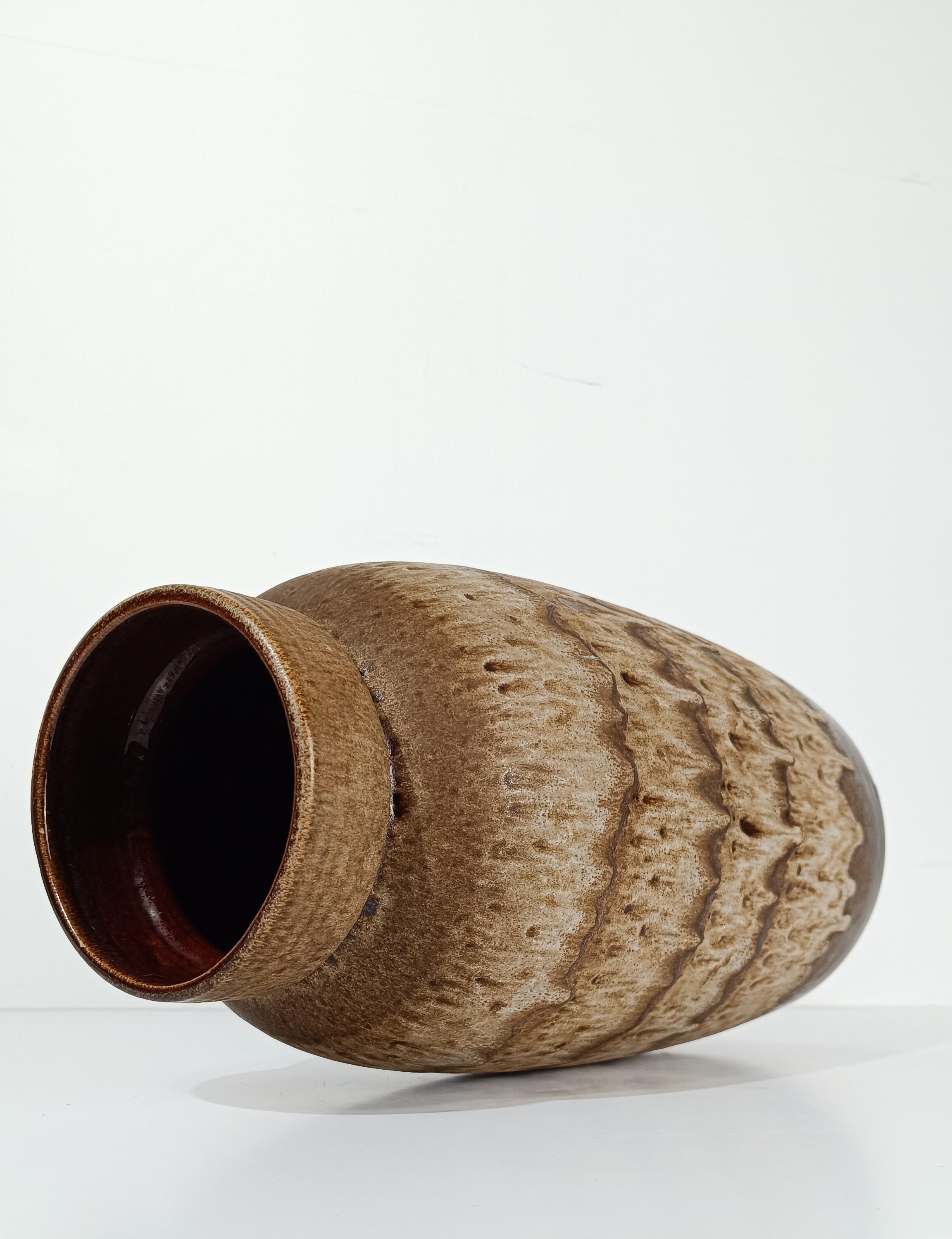we offer for sale a large vase, 53.5 cm high, perfect for use as an umbrella stand as well as decorative ceramic.
Made in East Germany and datable between the 60s and 70s, this large vintage vase is part of the vast production of Pottery made in