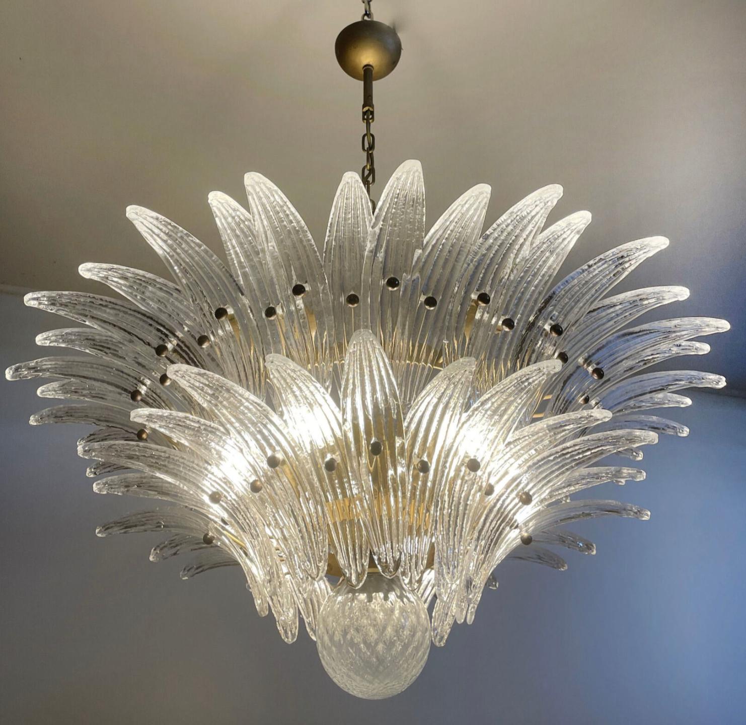 Lampadario in vetro di Murano. Realizzato a mano a Murano. È composto da 58 bicchieri di cristallo di Murano con una montatura in metallo dorato. Il lampadario presenta anche una sfera in vetro di Murano all'estremità della lampada. Vetro soffiato