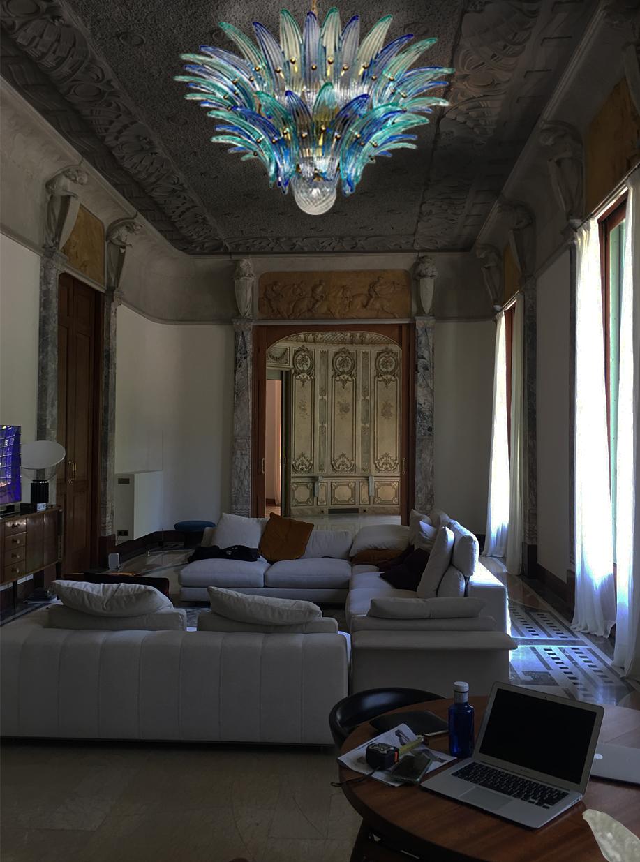 Lampadario in vetro di Murano. Realizzato a mano a Murano. È composto da 58 bicchieri di cristallo di Murano con una montatura in metallo dorato. Il lampadario presenta anche una sfera in vetro di Murano all'estremità della lampada. Vetro soffiato