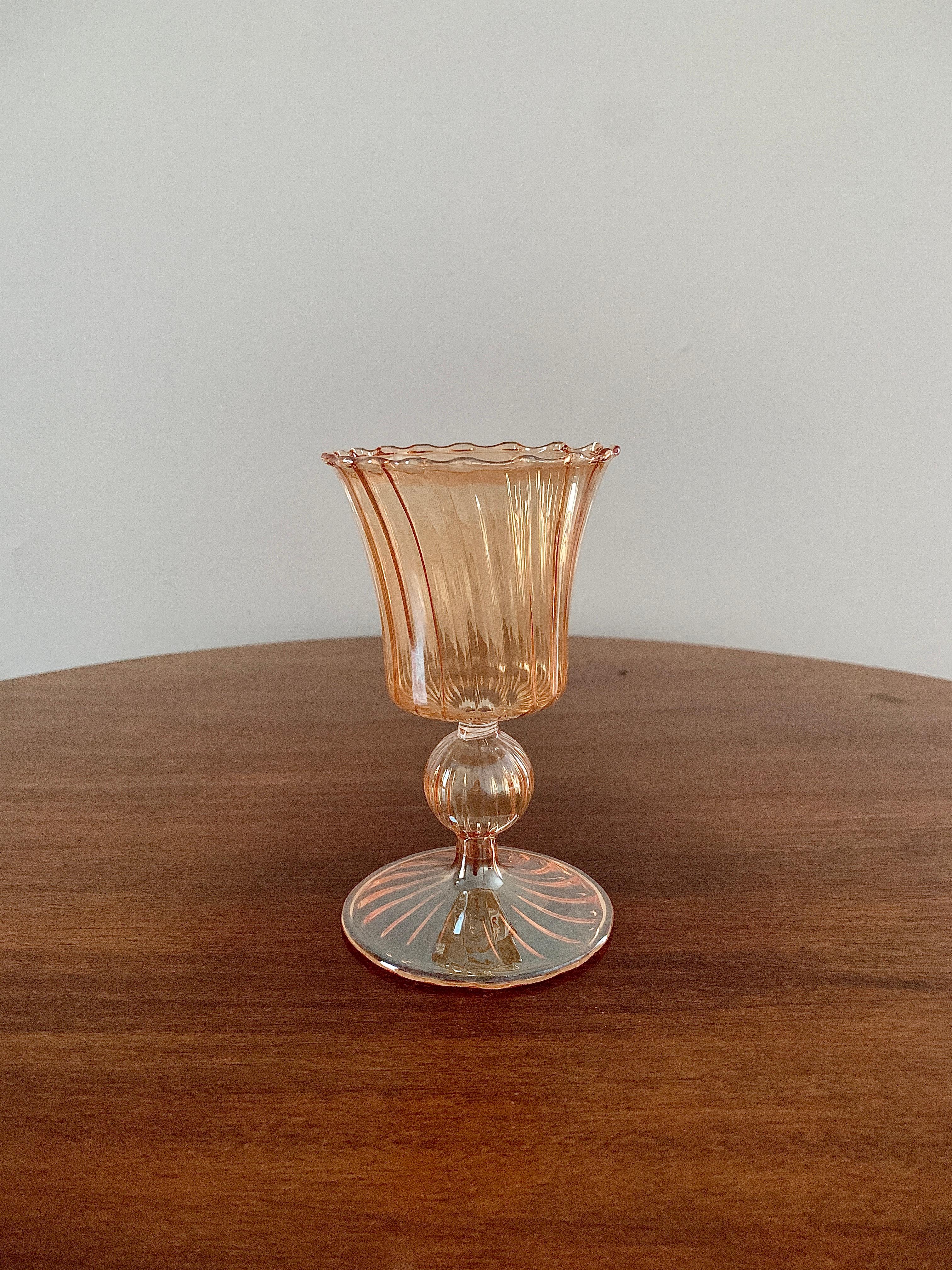 Ein atemberaubender pfirsichfarbener Kerzenhalter aus venezianischem Glas

Italien, Mitte des 20. Jahrhunderts

Maße: 3,13 