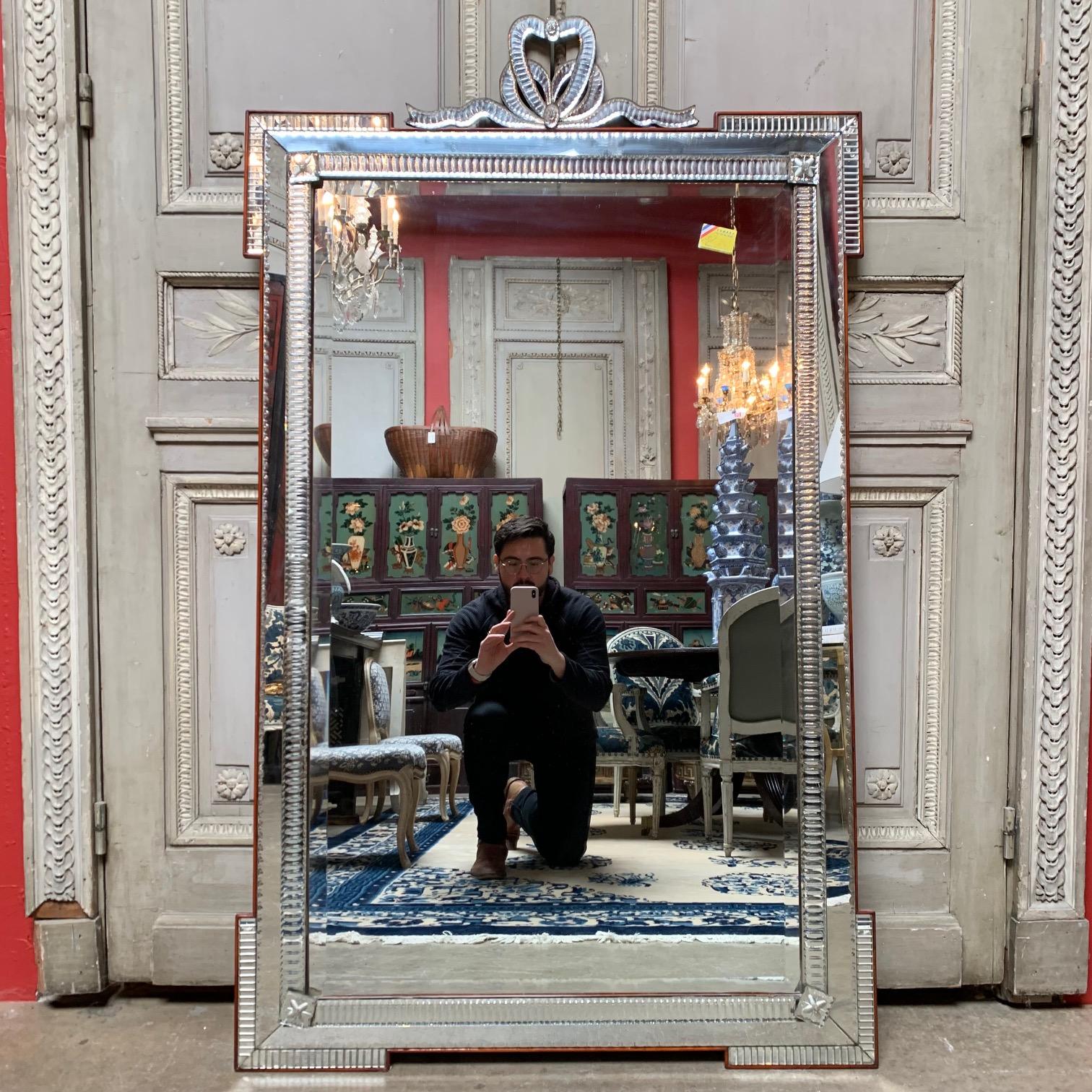 Ein venezianischer Spiegel im klassischen Stil aus der Mitte des 20. Jahrhunderts.