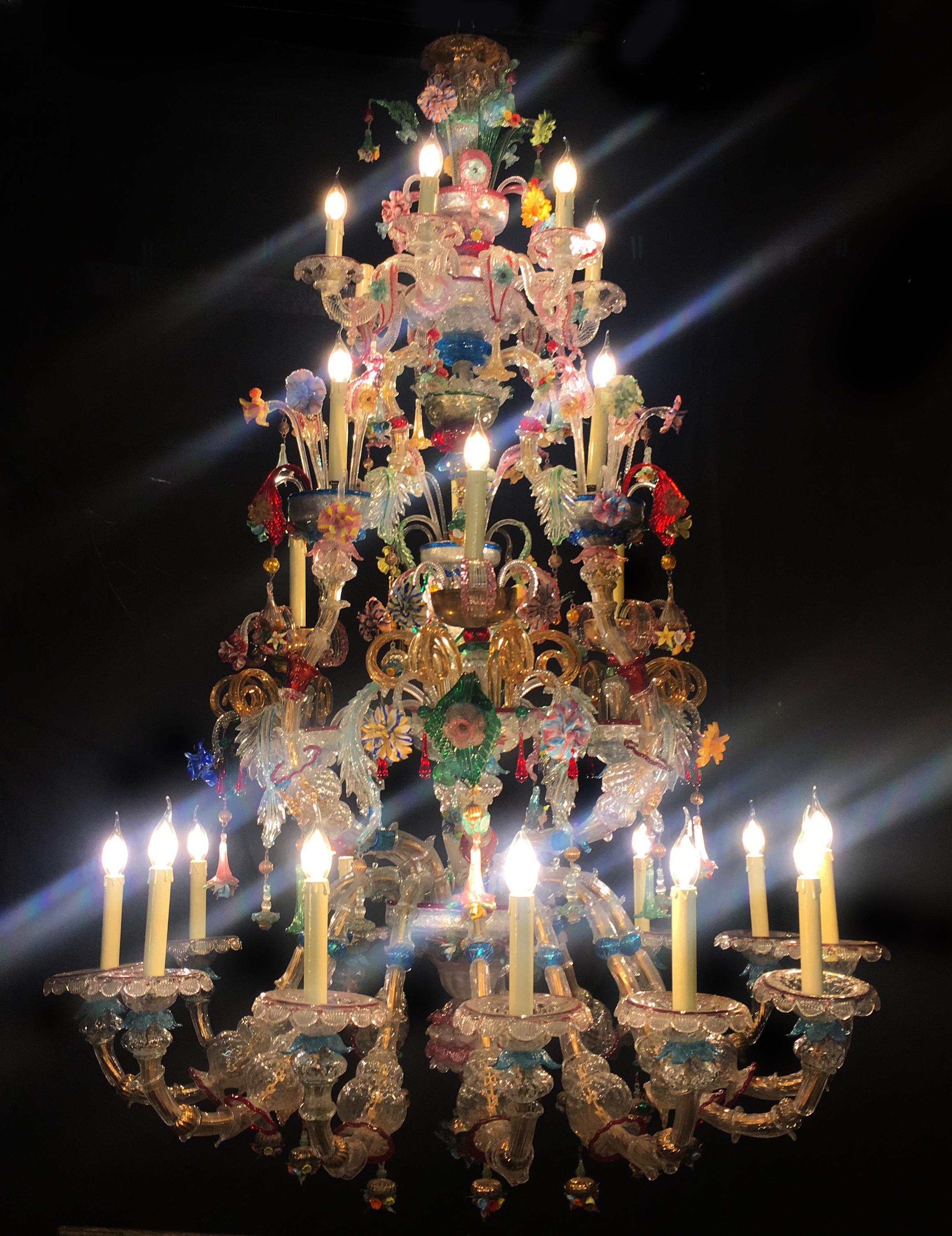 Sumptuous chandelier with 27 flames in very delicate
Murano glass blown crystal color embellished with
24-carat gold applications.
First half of the 20th century.

Absolute masterpiece of design of the past, characterized
from a triumph of