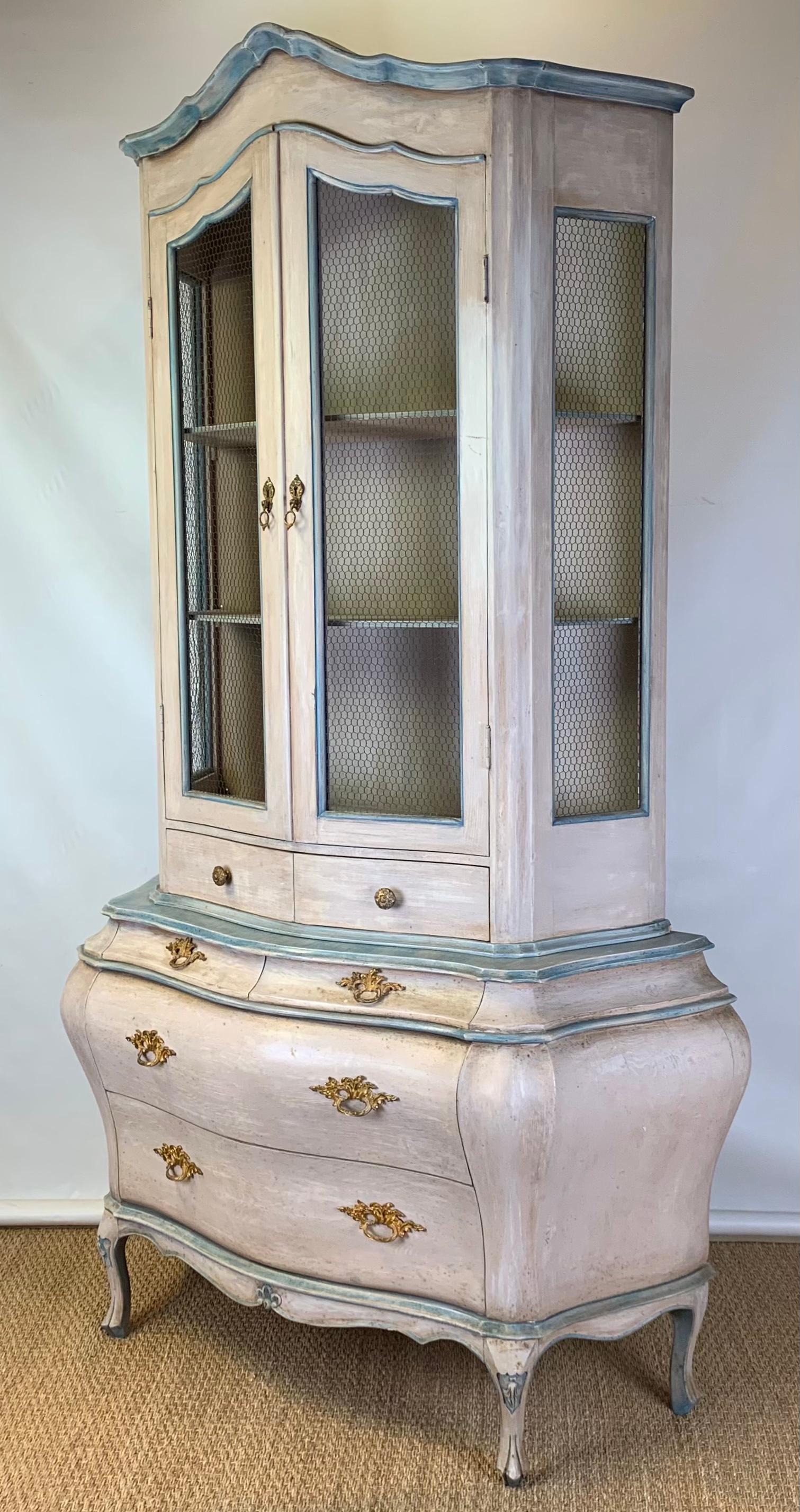 Mid 20th Century Venetian Style Bombe Vitrine In Good Condition In Kilmarnock, VA