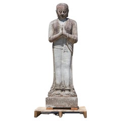 Sehr große alte Lavastein-Monk-Statue aus Indonesien, Mitte des 20. Jahrhunderts