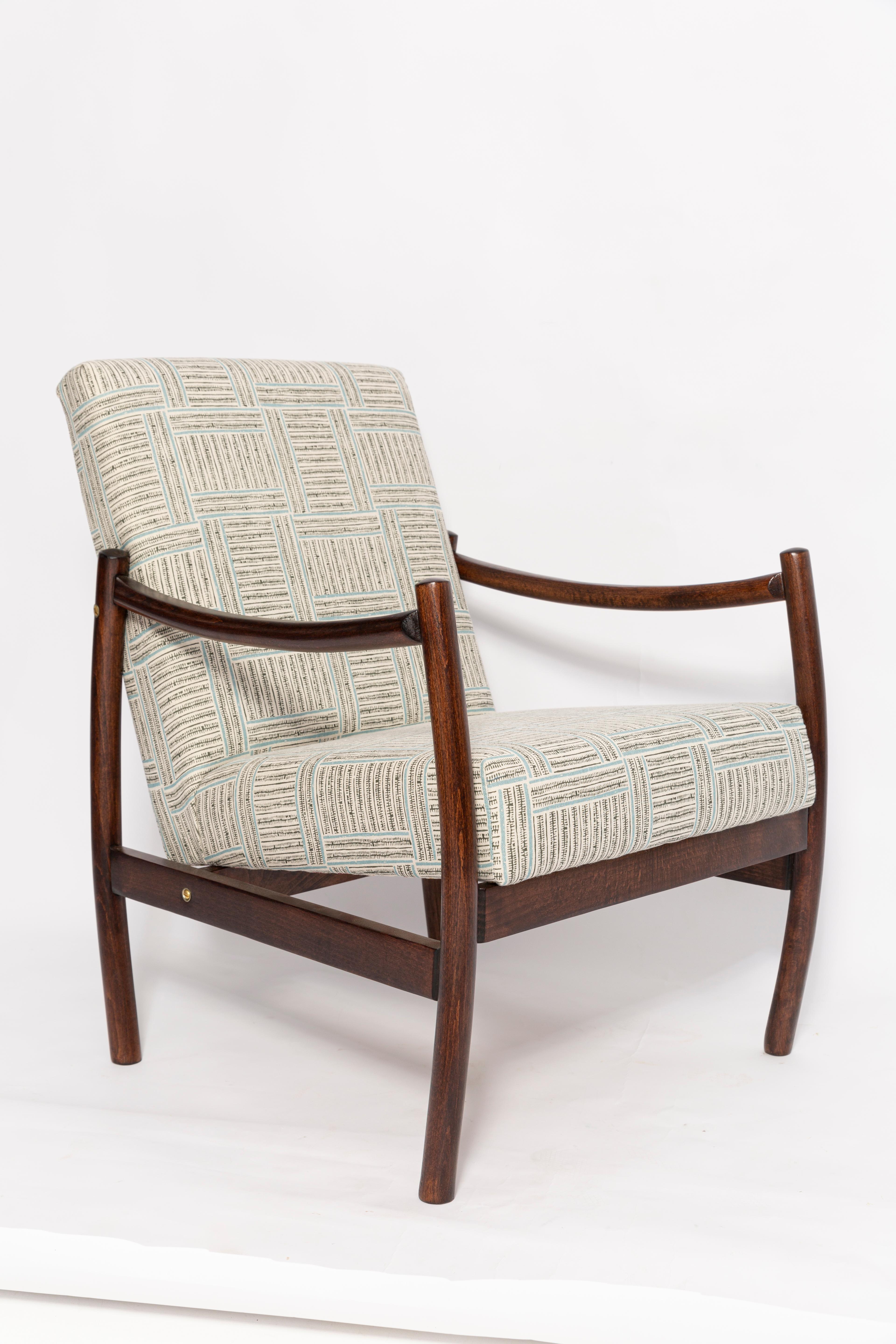 Sessel, hergestellt in den 1960er Jahren von den Möbelfabriken Radom. Sehr bequemer Sitz mit hochwertigem Stoffbezug. Die Sessel sind vollständig getischlert und gepolstert. Äußerst komfortables Modell. Wir können auch andere Farbvarianten von