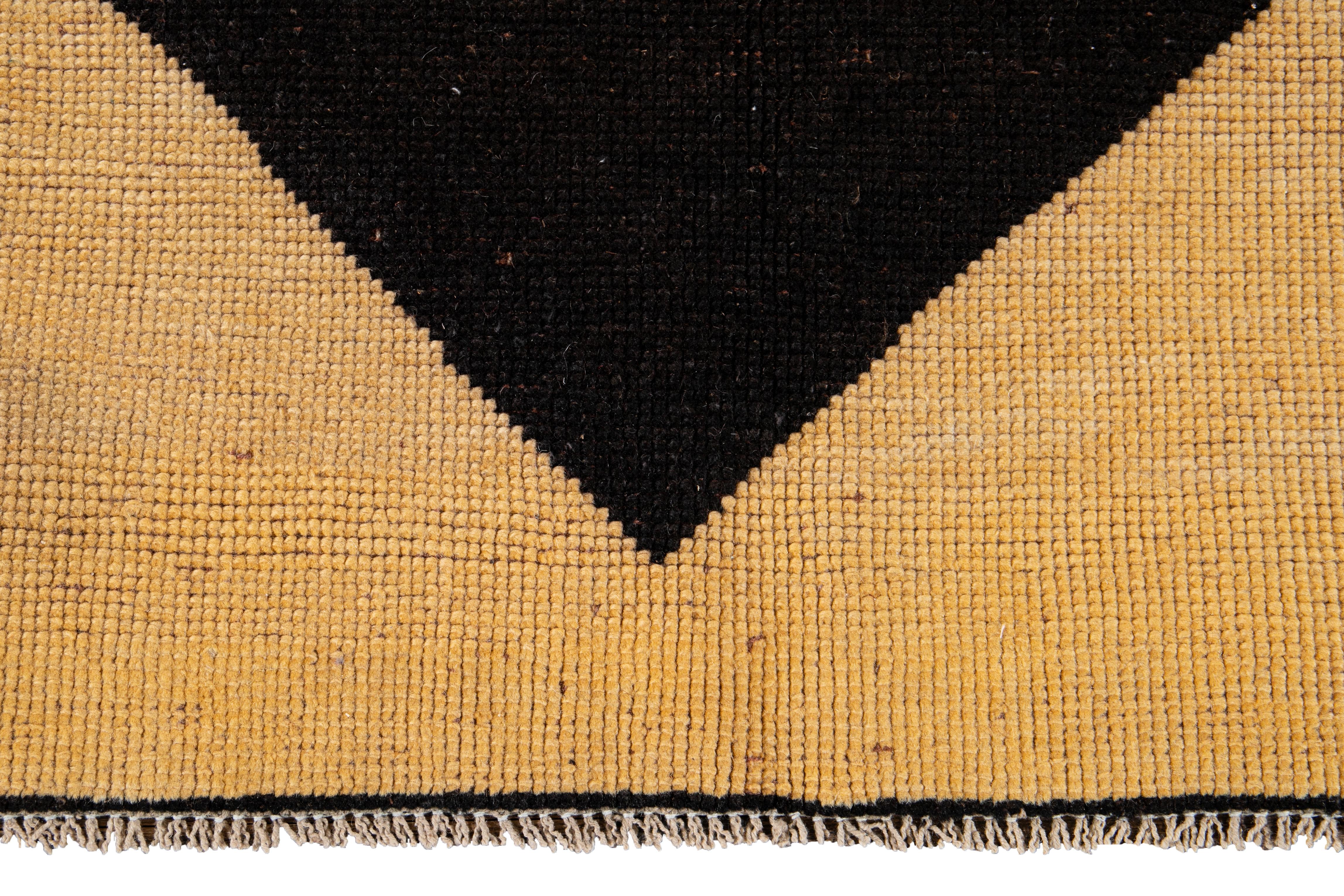 Turc Mid-20th Century Vintage Art Deco Wool Rug With Black Field (Tapis en laine avec champs noirs) en vente