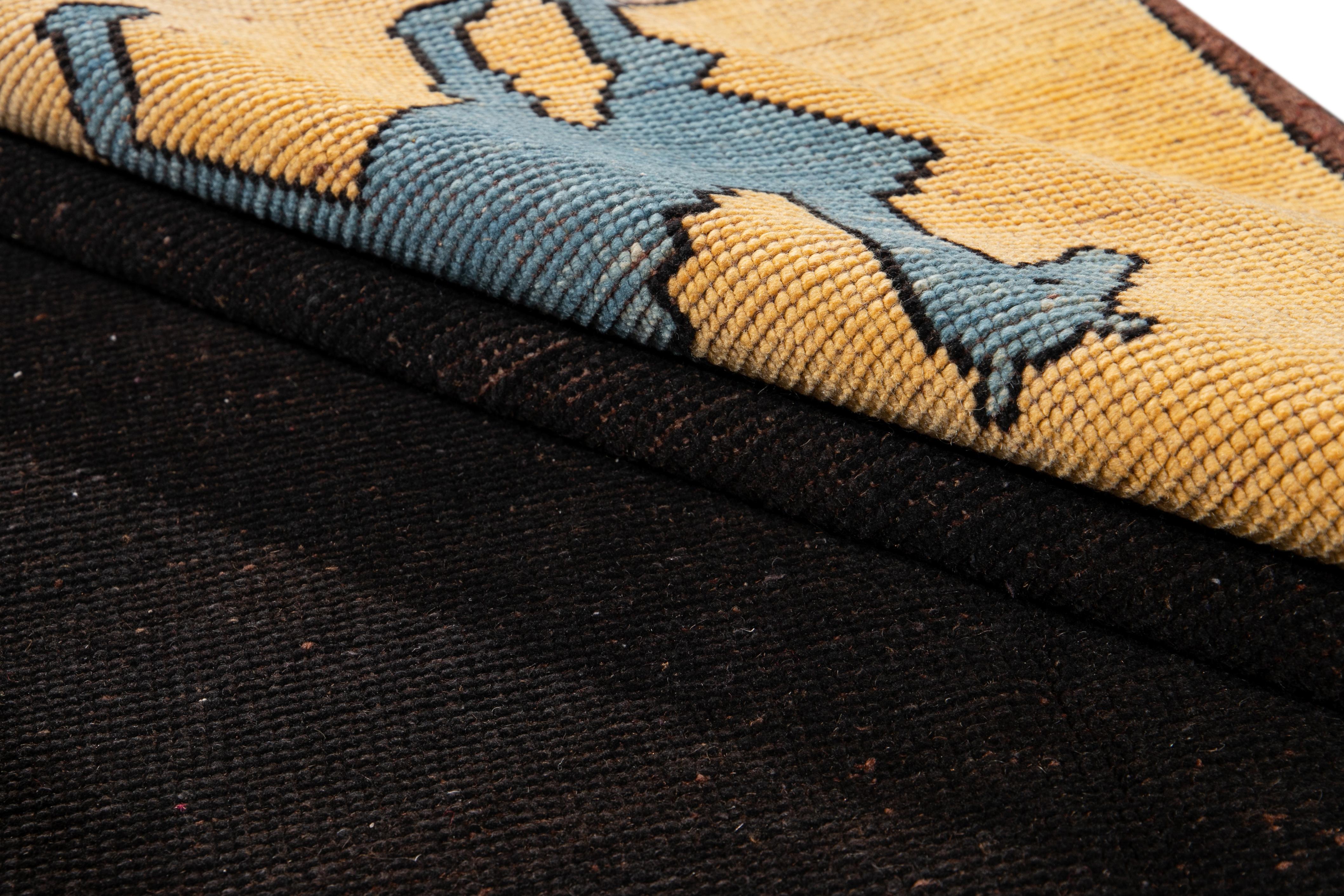 20ième siècle Mid-20th Century Vintage Art Deco Wool Rug With Black Field (Tapis en laine avec champs noirs) en vente
