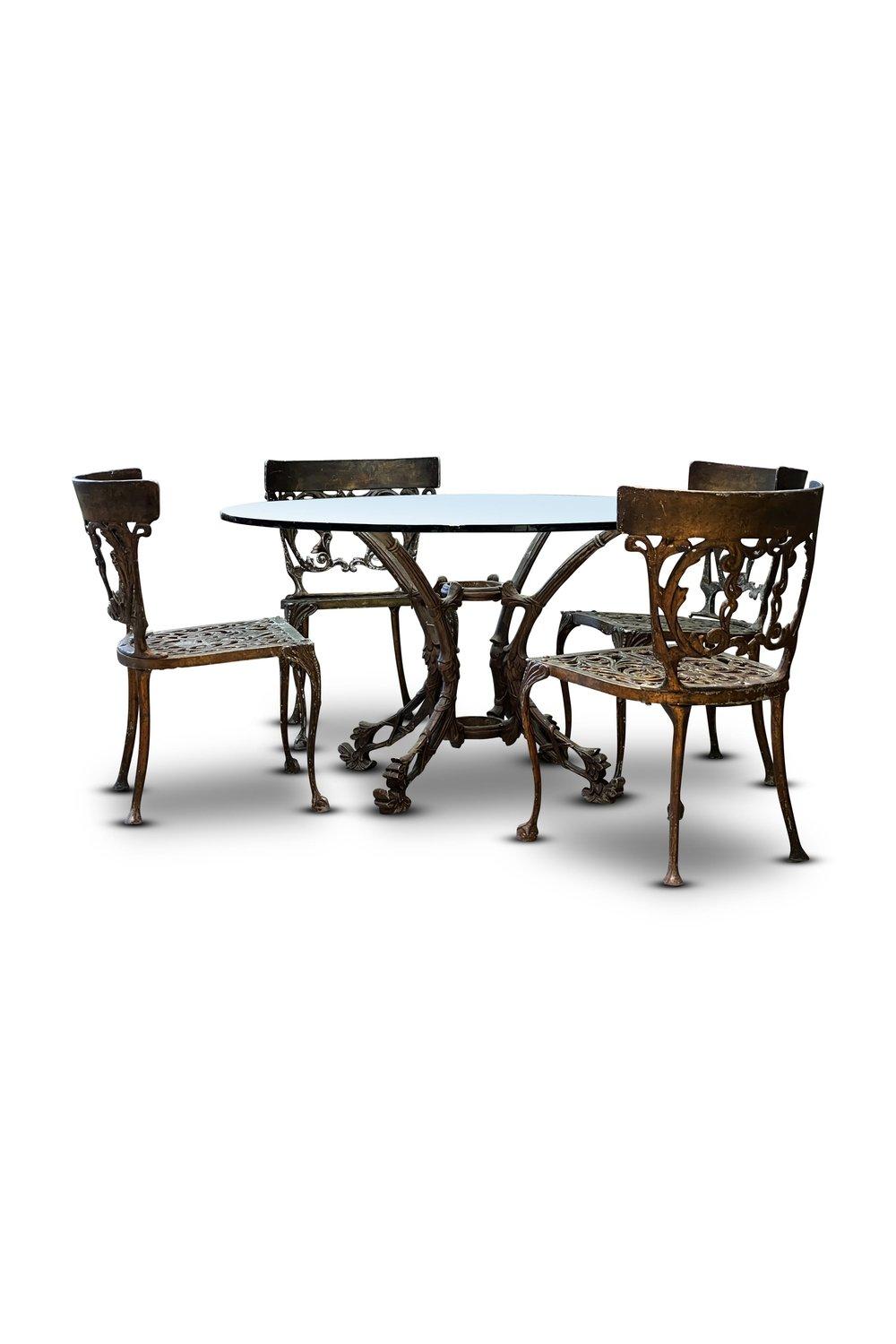 Notre ensemble de salle à manger vintage de style Arthur court, comprend quatre chaises exquises ornées d'une belle table ronde détaillée. Chaque siège arbore des motifs complexes de fruits et de fleurs, mettant en valeur le style distinctif qui
