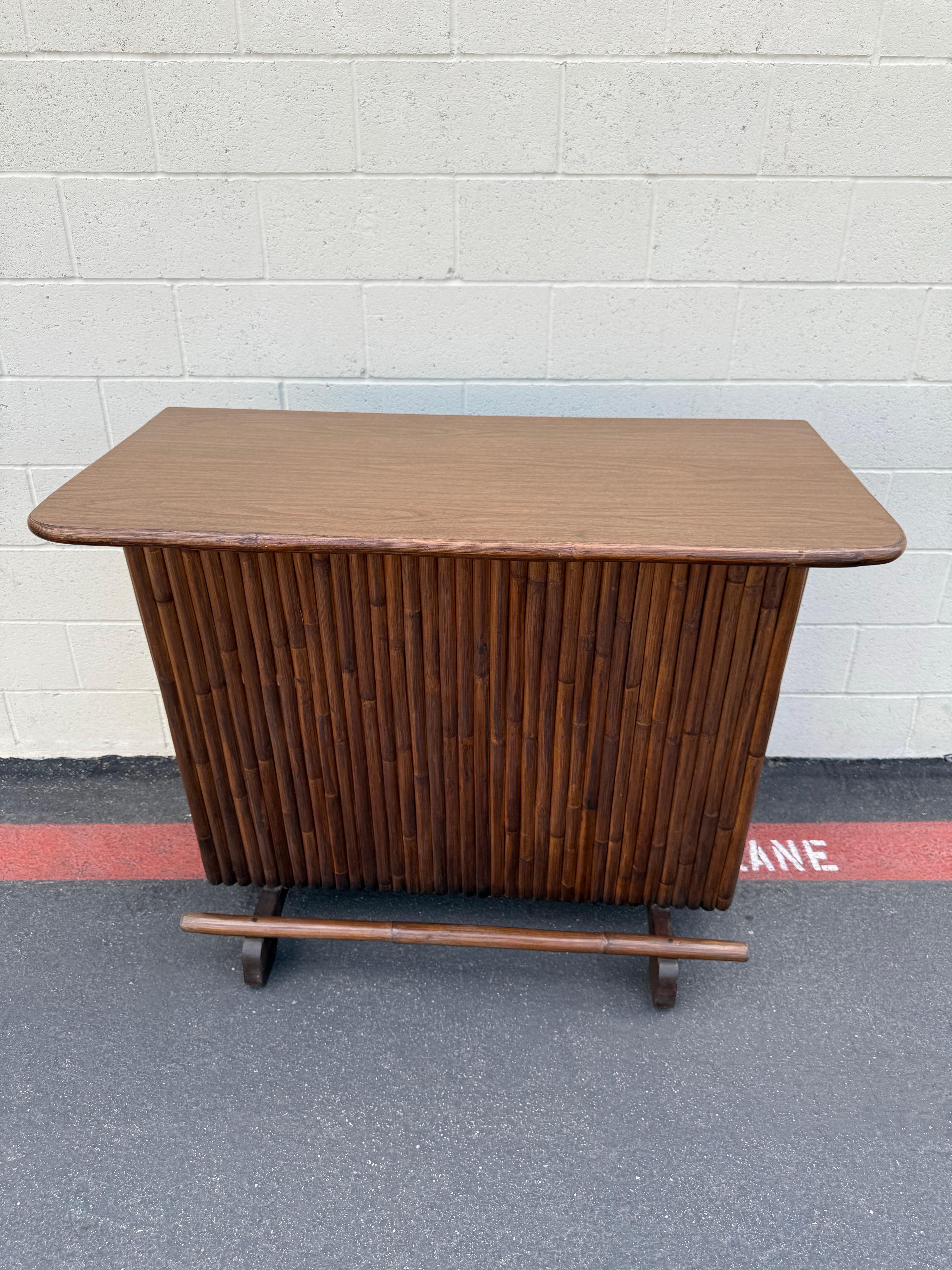 Barra Tiki de bambú vintage de mediados del siglo XX en Bueno estado para la venta en North Hollywood, CA