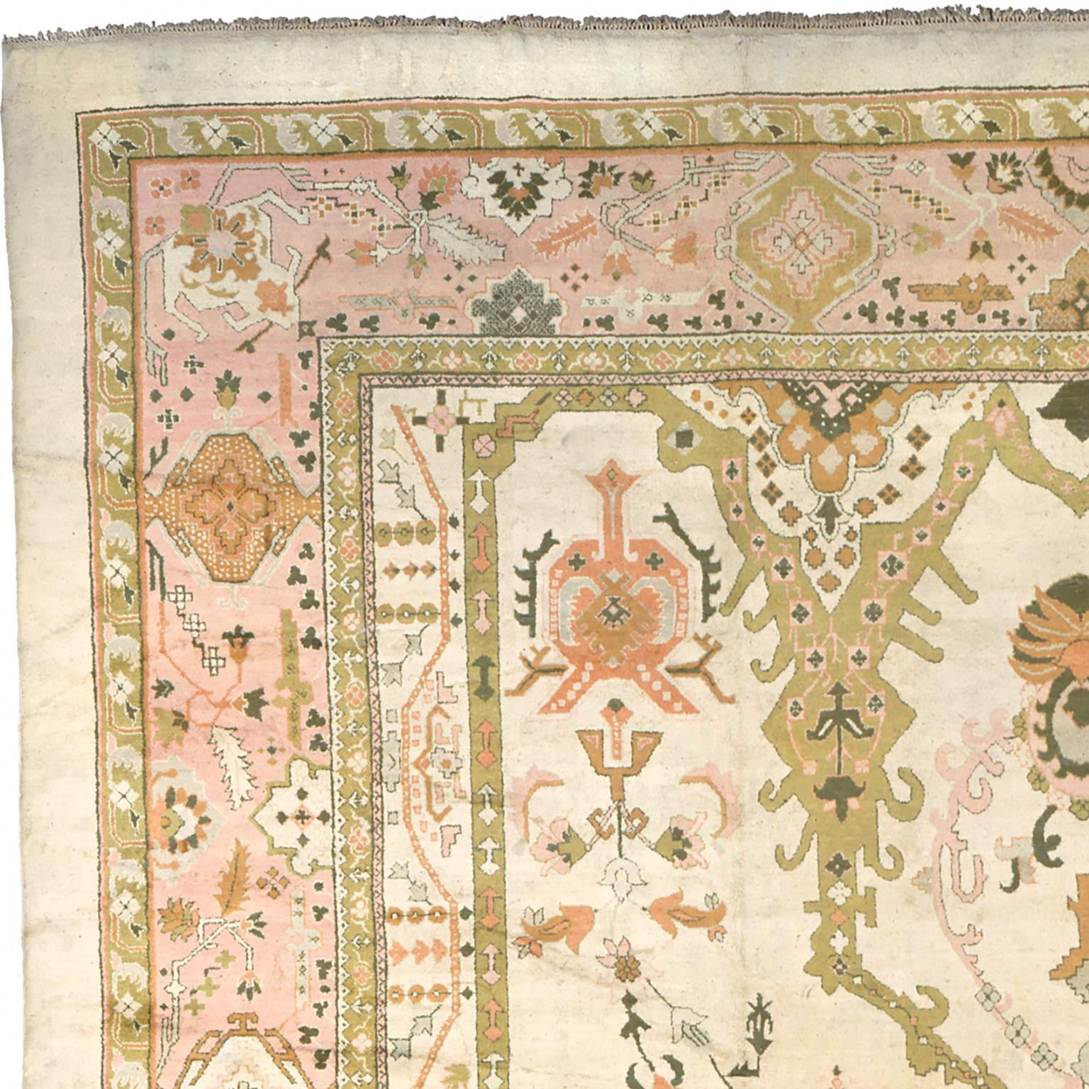 Vintage beige Indian rug
India, circa 1930
Geometric design
36'5