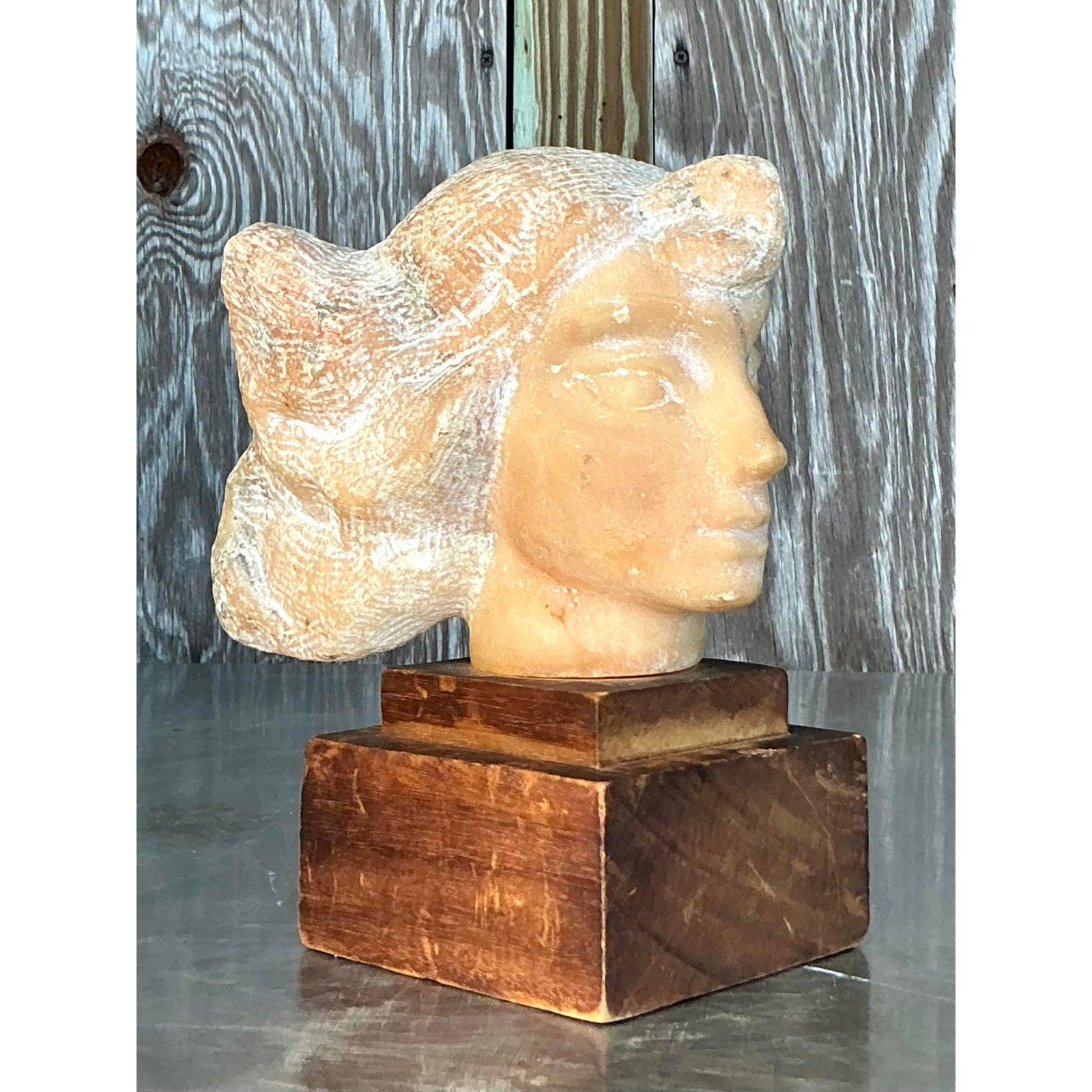 Scopri il fascino senza tempo di questo busto di donna vintage in pietra scolpita in stile boho, un pezzo sorprendente che unisce l'artigianato artistico al fascino storico. Scolpito a mano in pietra color crema, i suoi dettagli intricati e la sua