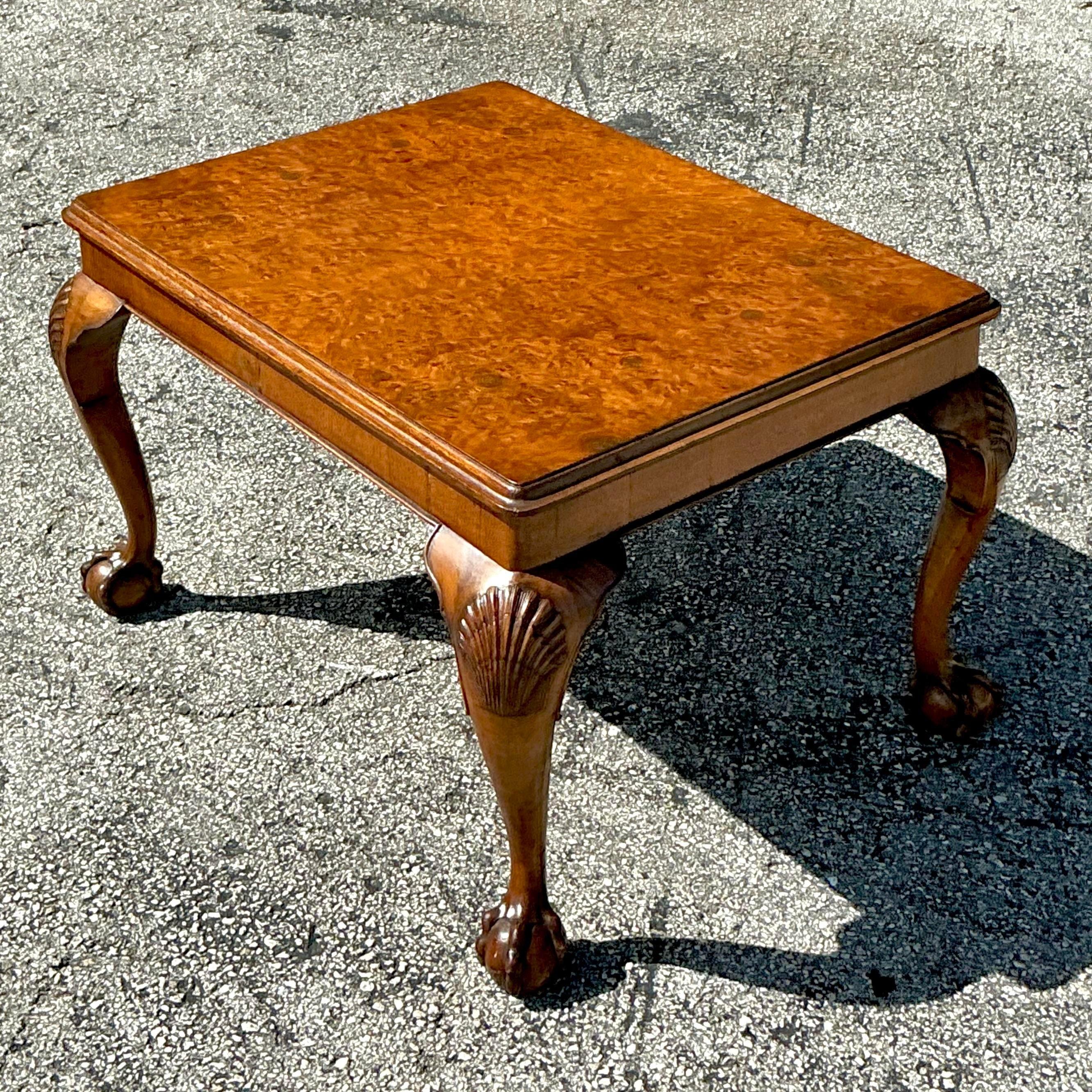 Cette table d'appoint boho vintage est un mélange unique de charme terreux et de design artistique. En forme de coquille, il est fabriqué à partir d'une riche loupe de bois, présentant des motifs complexes de grain de bois naturel qui font de chaque