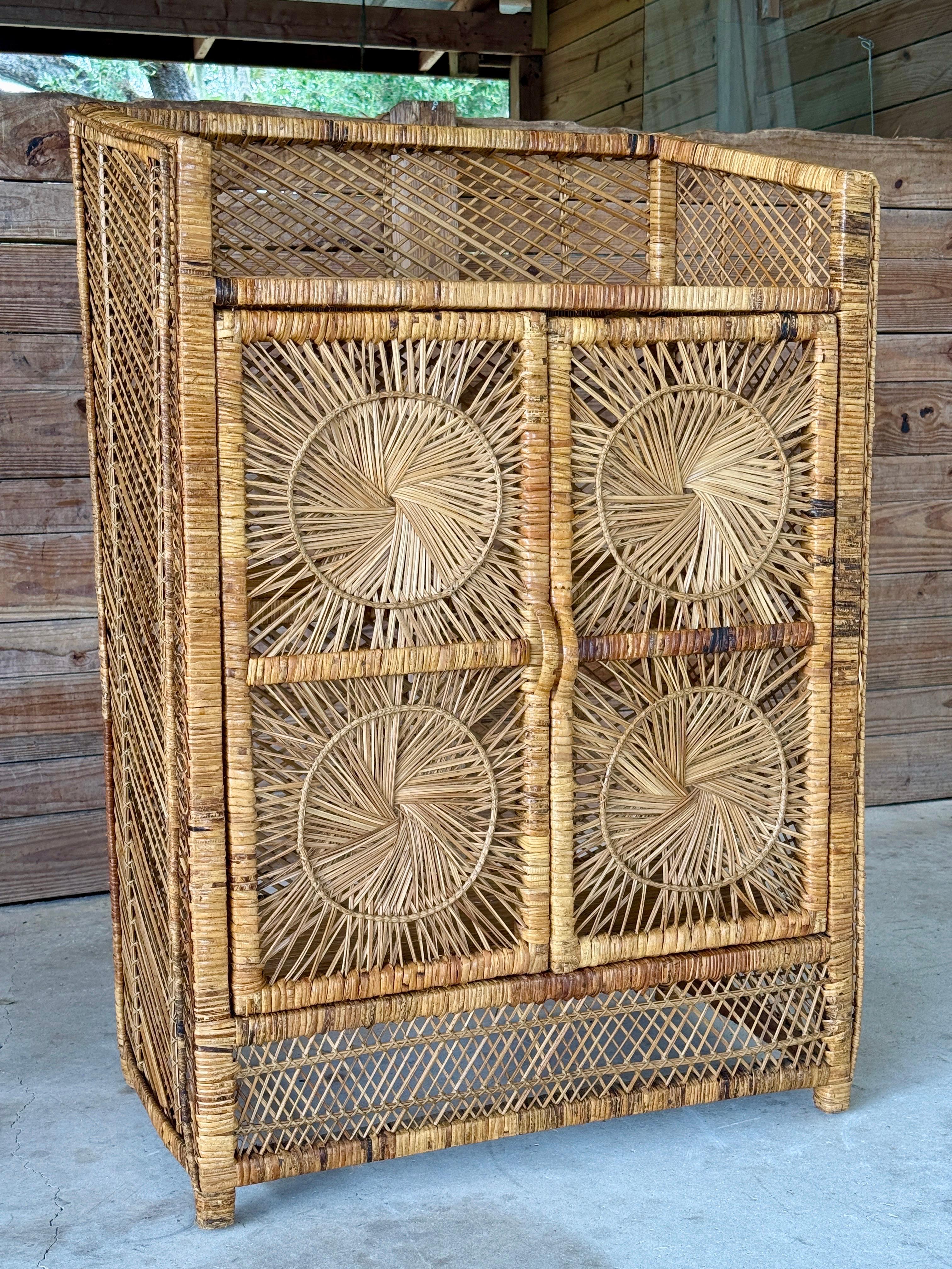 Armoire en rotin Buri, milieu du 20ème siècle, Vintage Boho Coastal Sunburst en vente 4