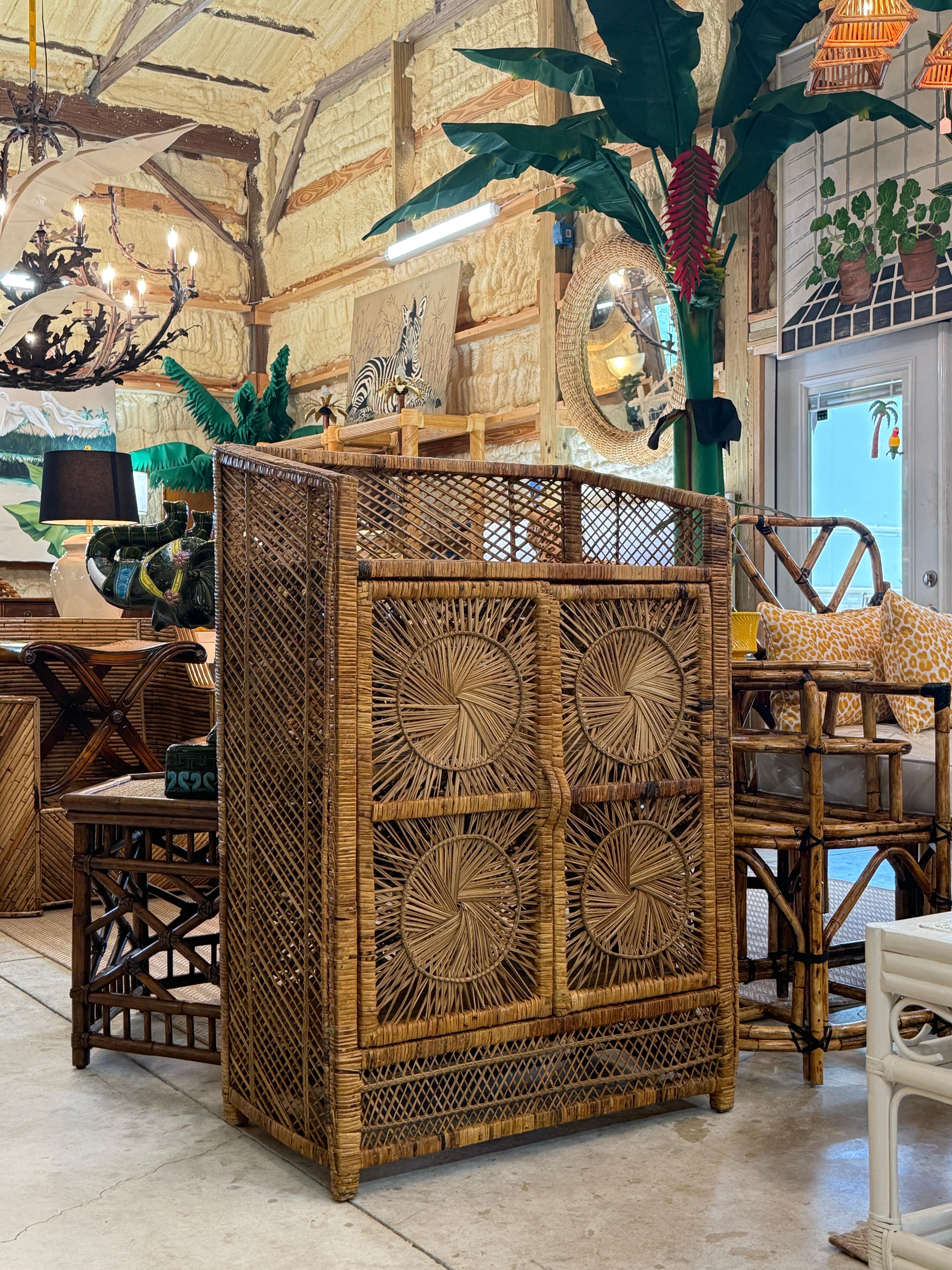 Armoire en rotin Buri, milieu du 20ème siècle, Vintage Boho Coastal Sunburst en vente 7