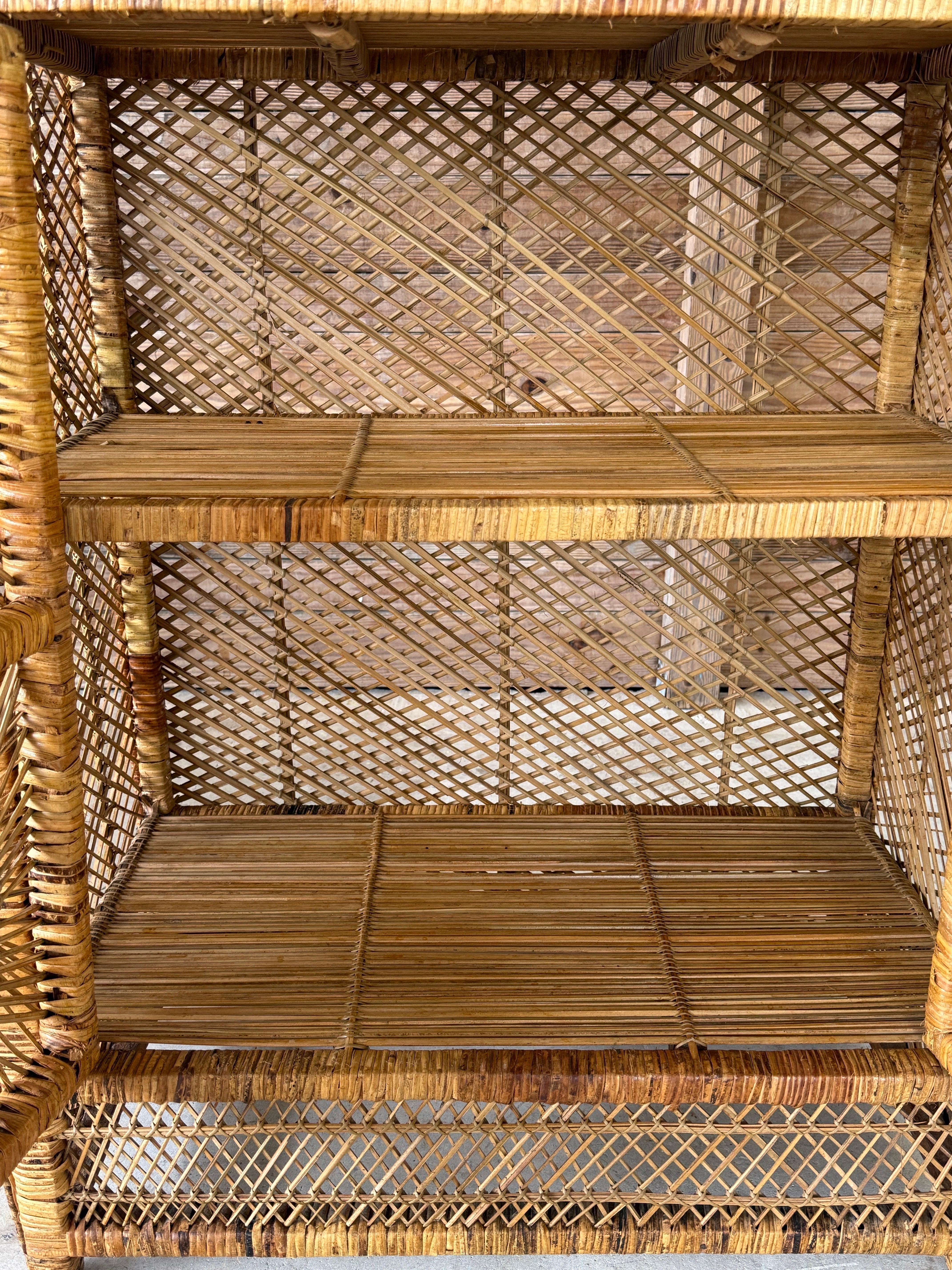 Armoire en rotin Buri, milieu du 20ème siècle, Vintage Boho Coastal Sunburst Bon état - En vente à North Fort Myers, FL