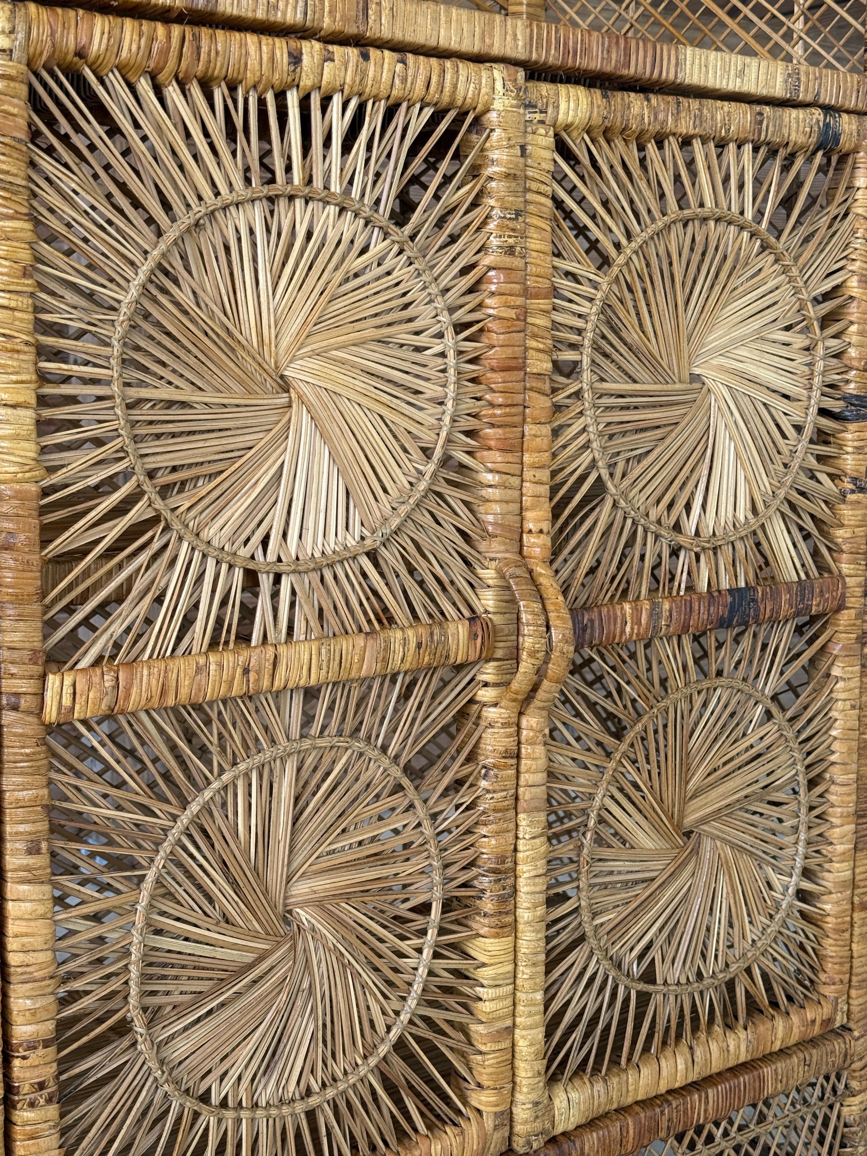 20ième siècle Armoire en rotin Buri, milieu du 20ème siècle, Vintage Boho Coastal Sunburst en vente