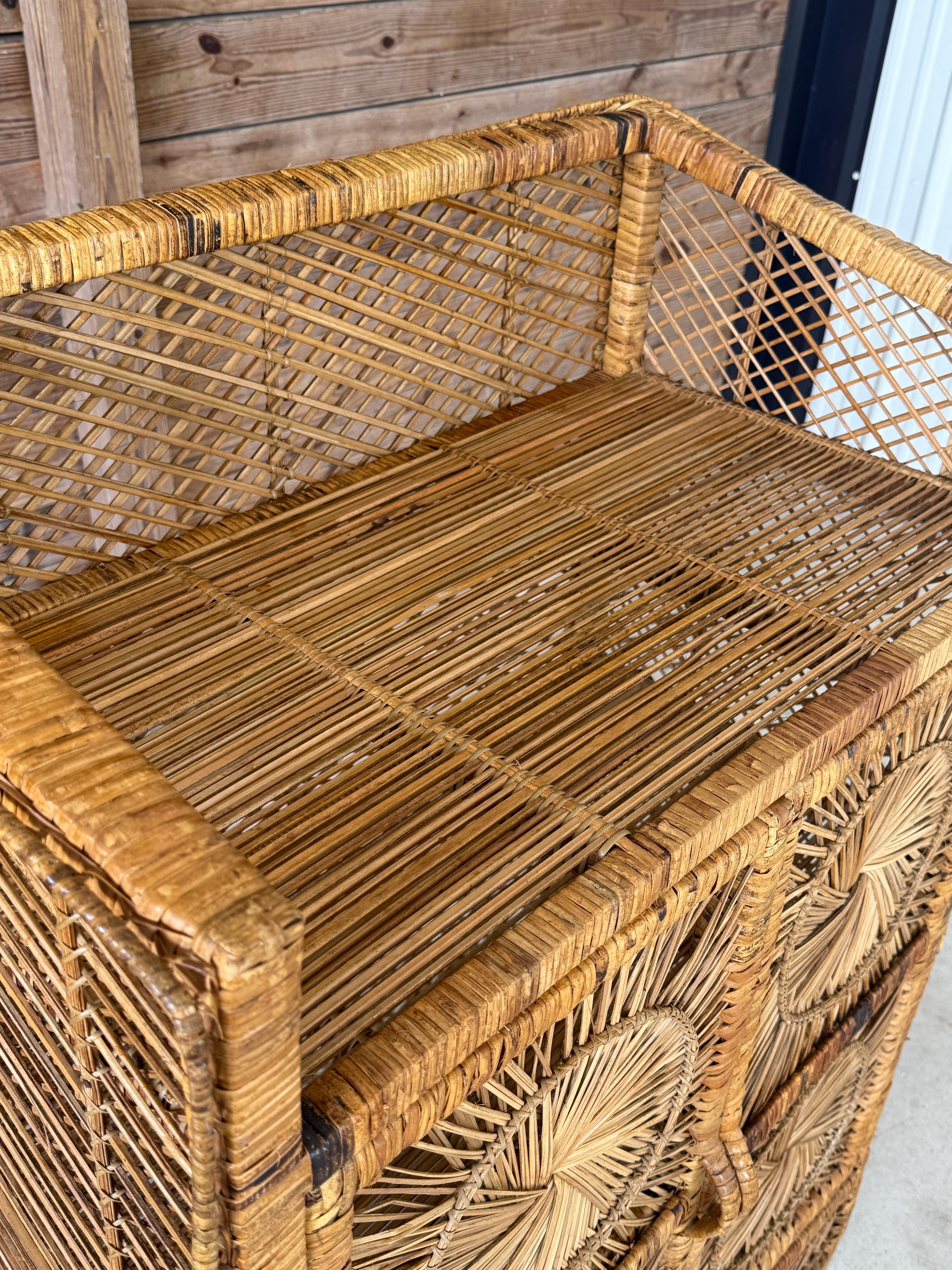 Rotin Armoire en rotin Buri, milieu du 20ème siècle, Vintage Boho Coastal Sunburst en vente