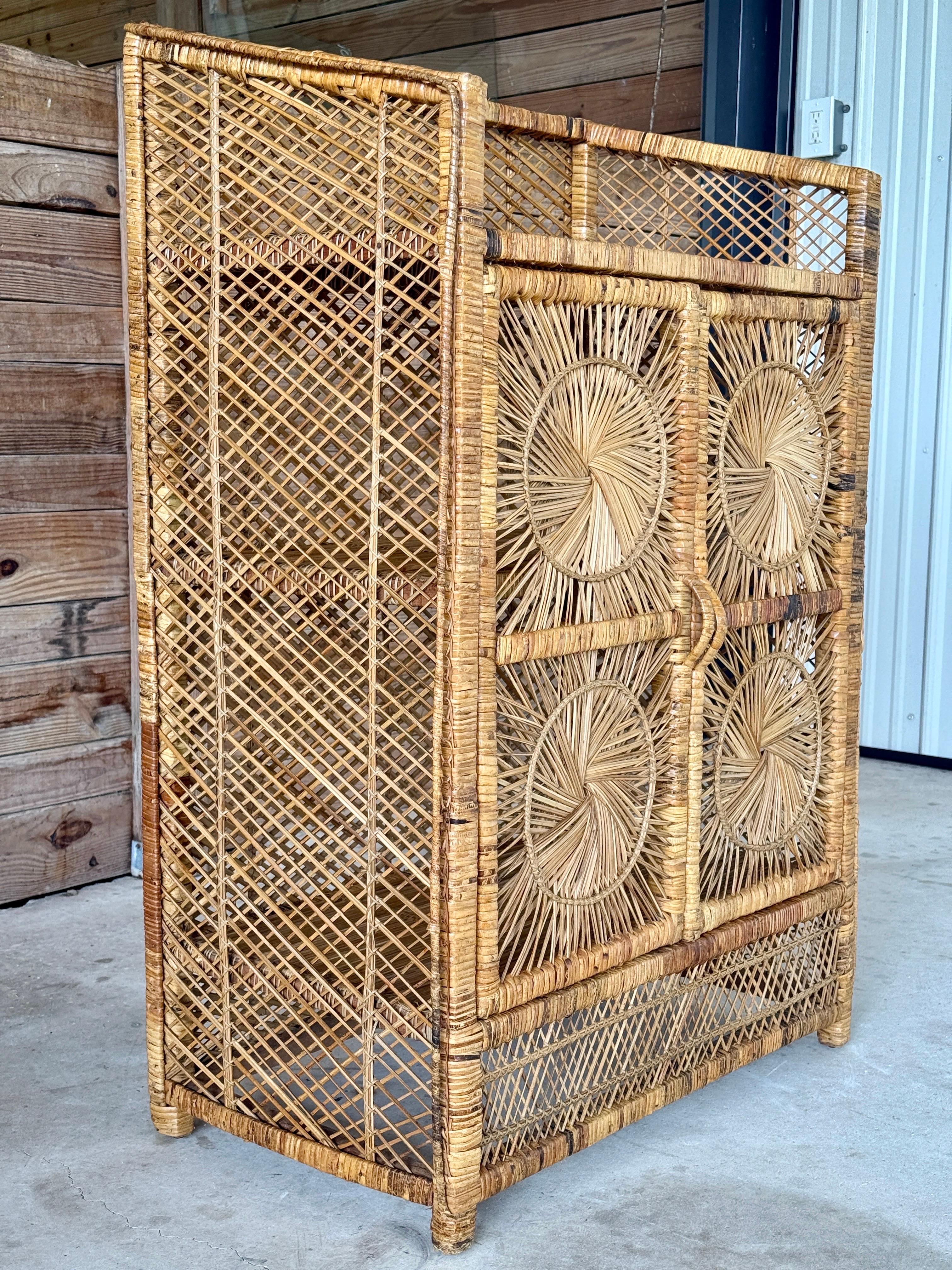 Armoire en rotin Buri, milieu du 20ème siècle, Vintage Boho Coastal Sunburst en vente 2