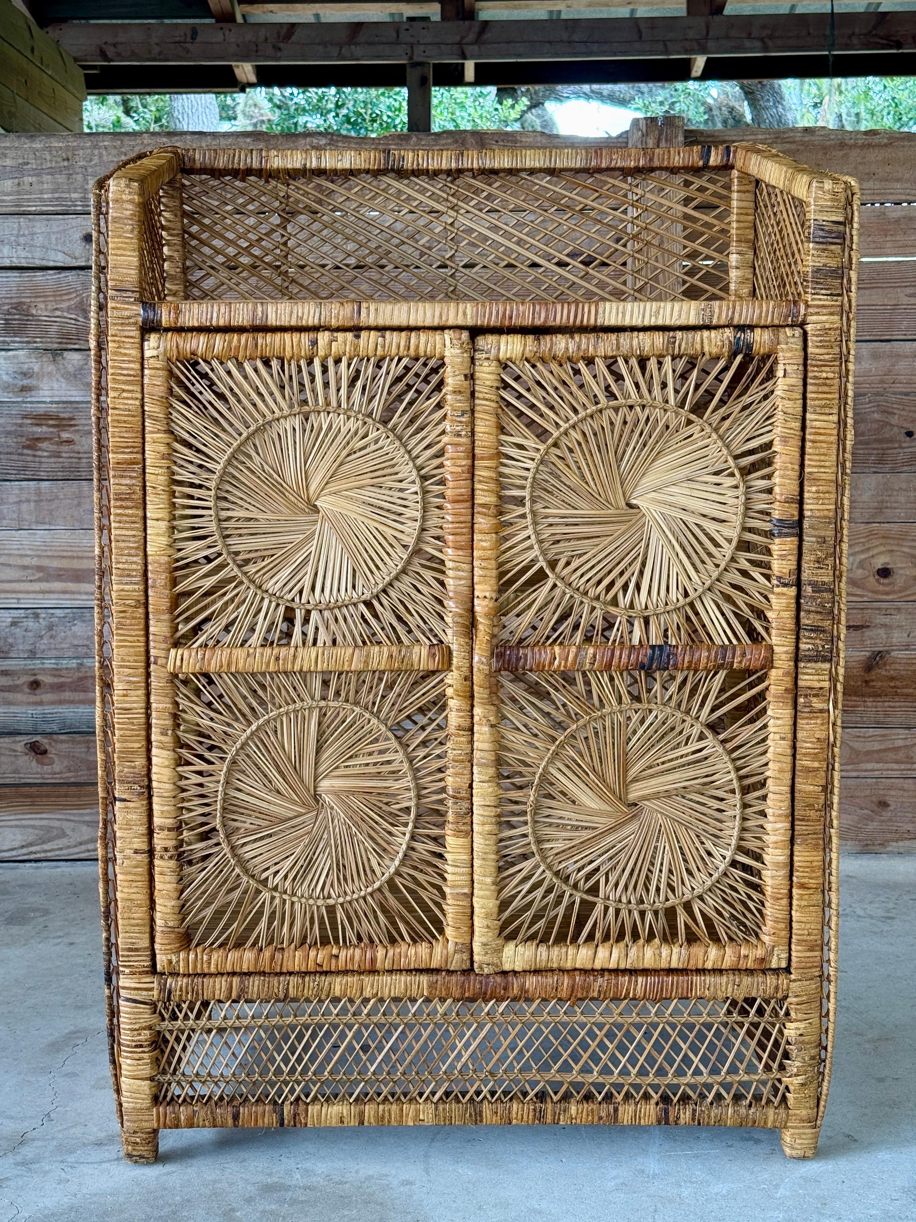 Armoire en rotin Buri, milieu du 20ème siècle, Vintage Boho Coastal Sunburst en vente 3