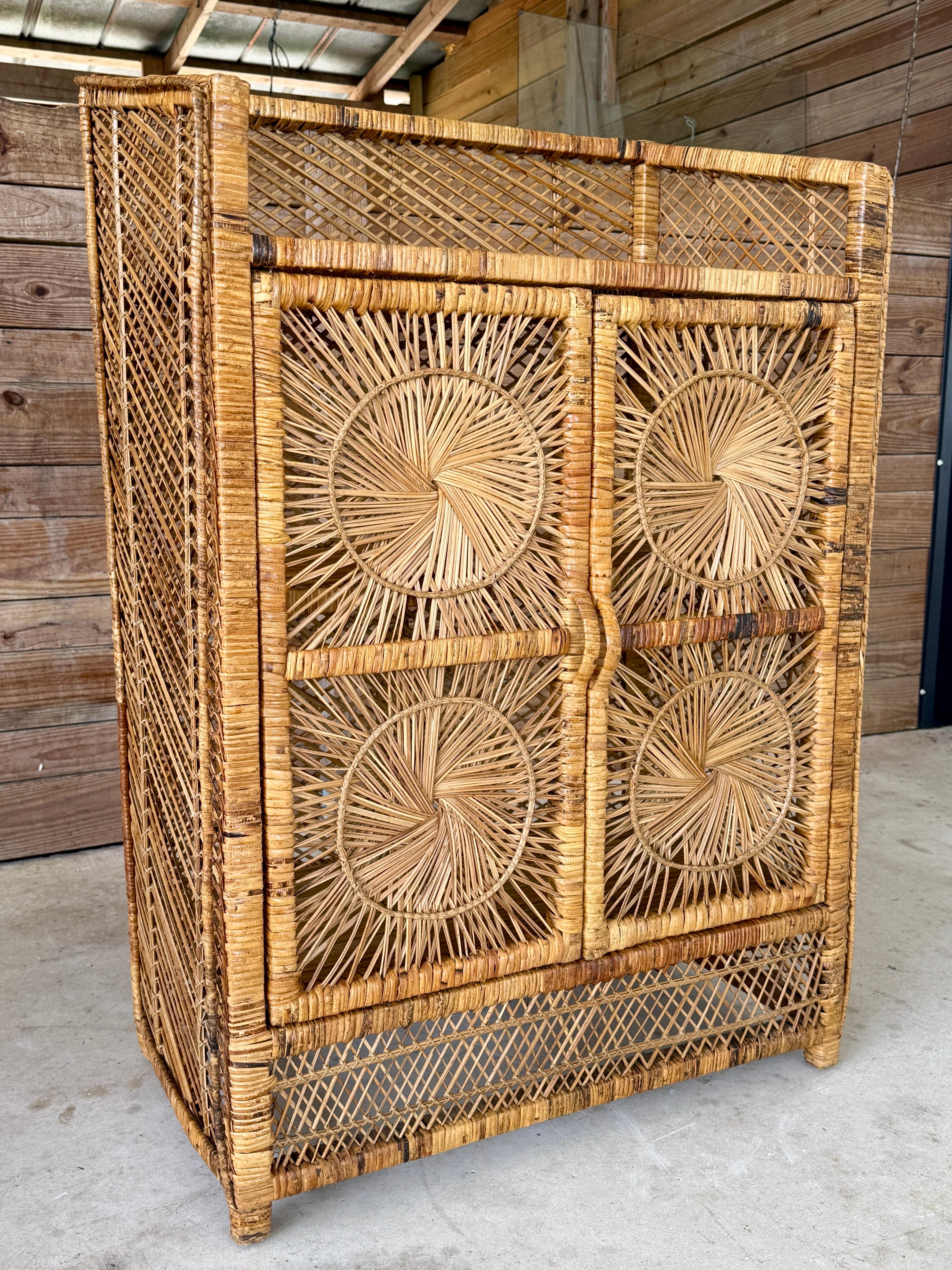 Armoire en rotin Buri, milieu du 20ème siècle, Vintage Boho Coastal Sunburst en vente